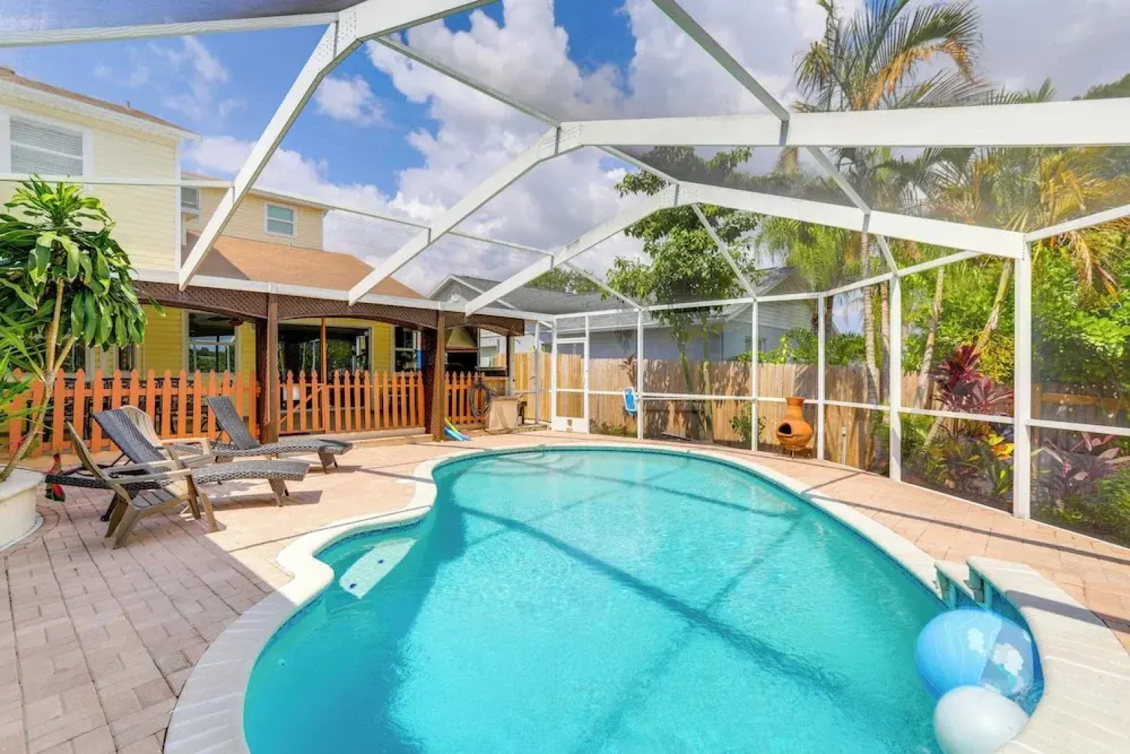 4 Mi to Beaches: Alluring Largo Hideaway!