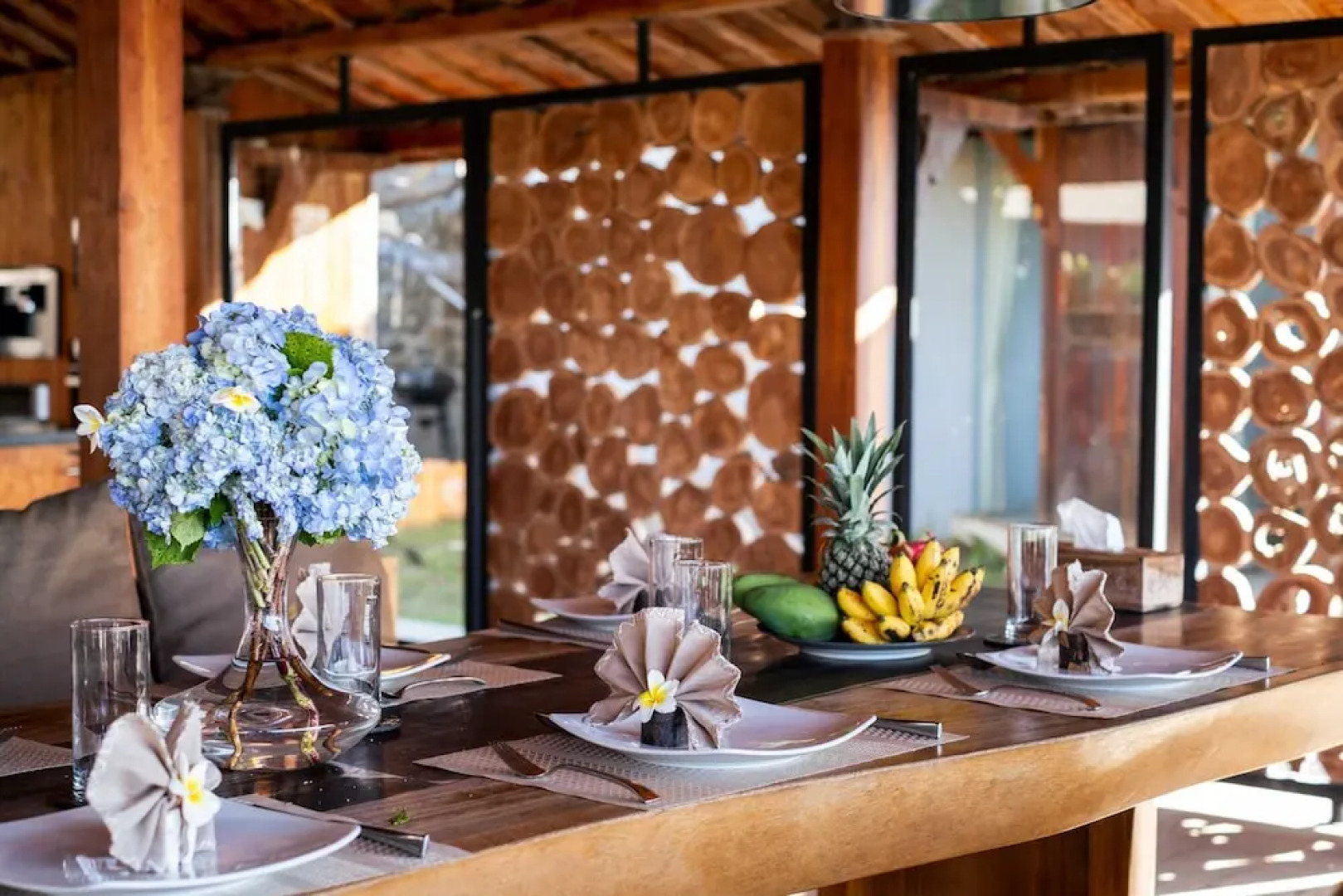 Palatial Wooden Villa, 4br, Lovina