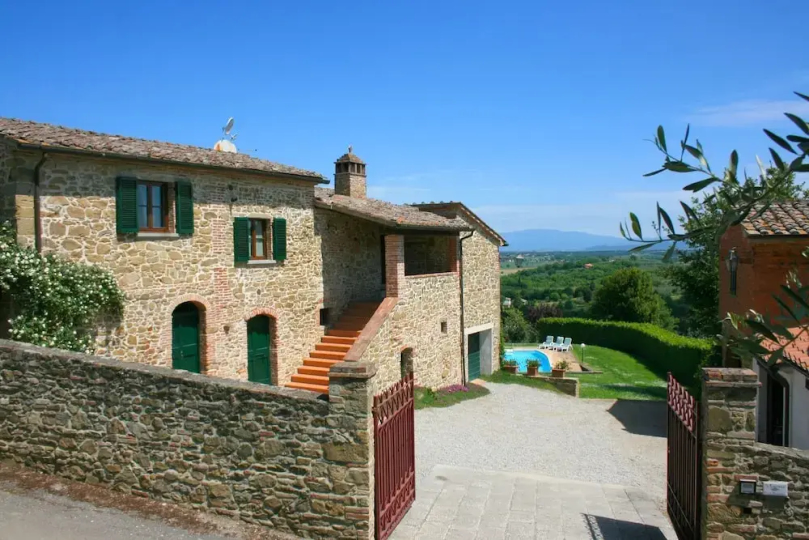 Wonderful private villa with WIFI, private pool, TV, pets allowed and parking, close to Arezzo