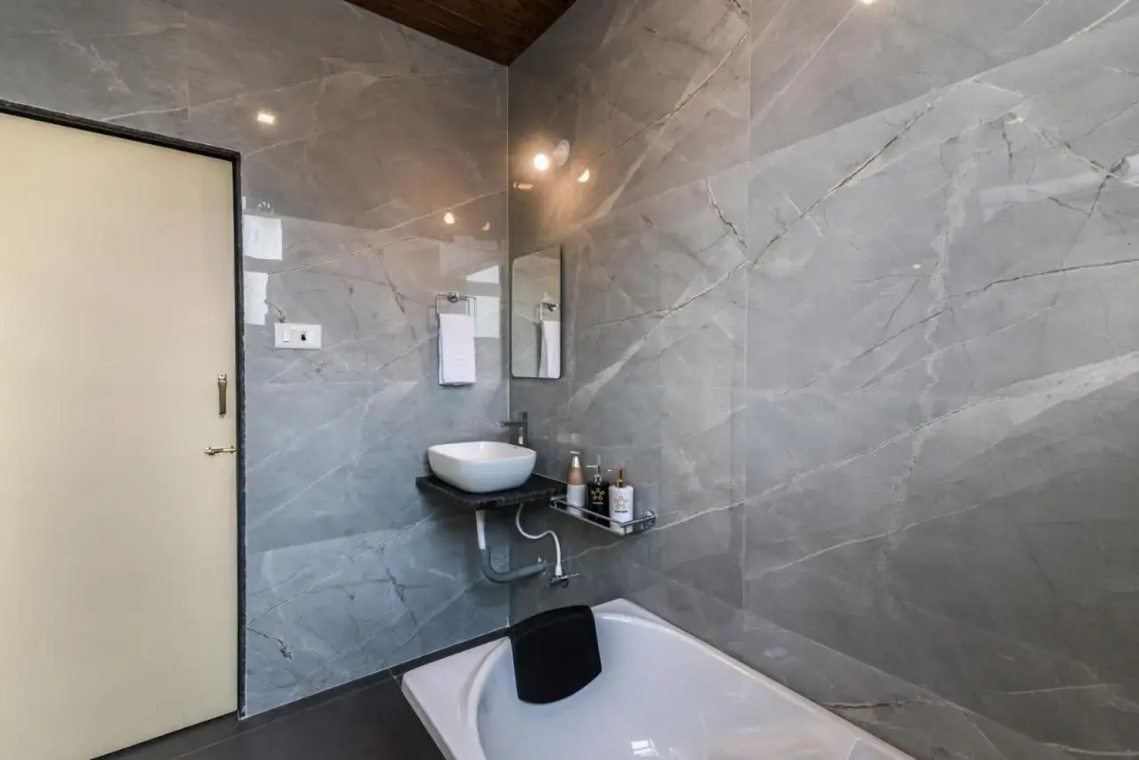 SaffronStays Casa Belleza, Kihim