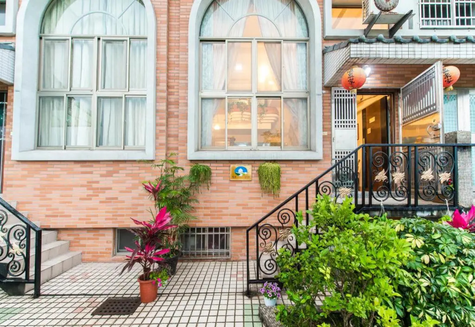 Flower Bird House B&B