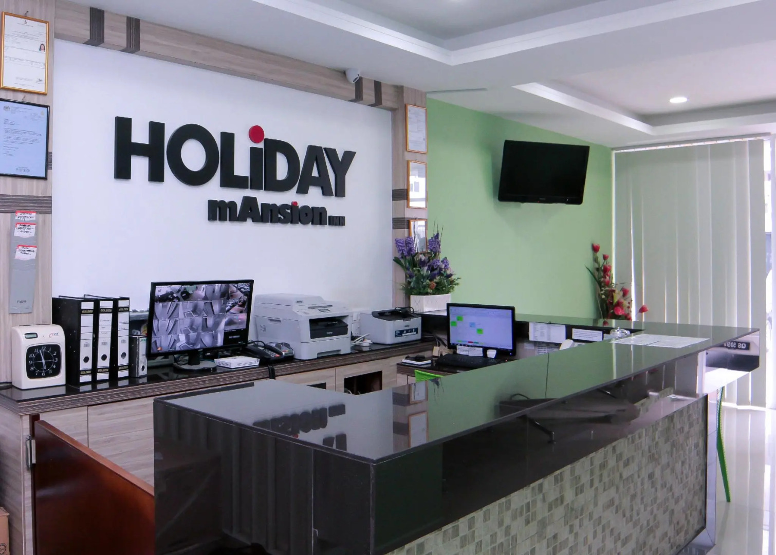 OYO 44054 Holiday Mansion Inn