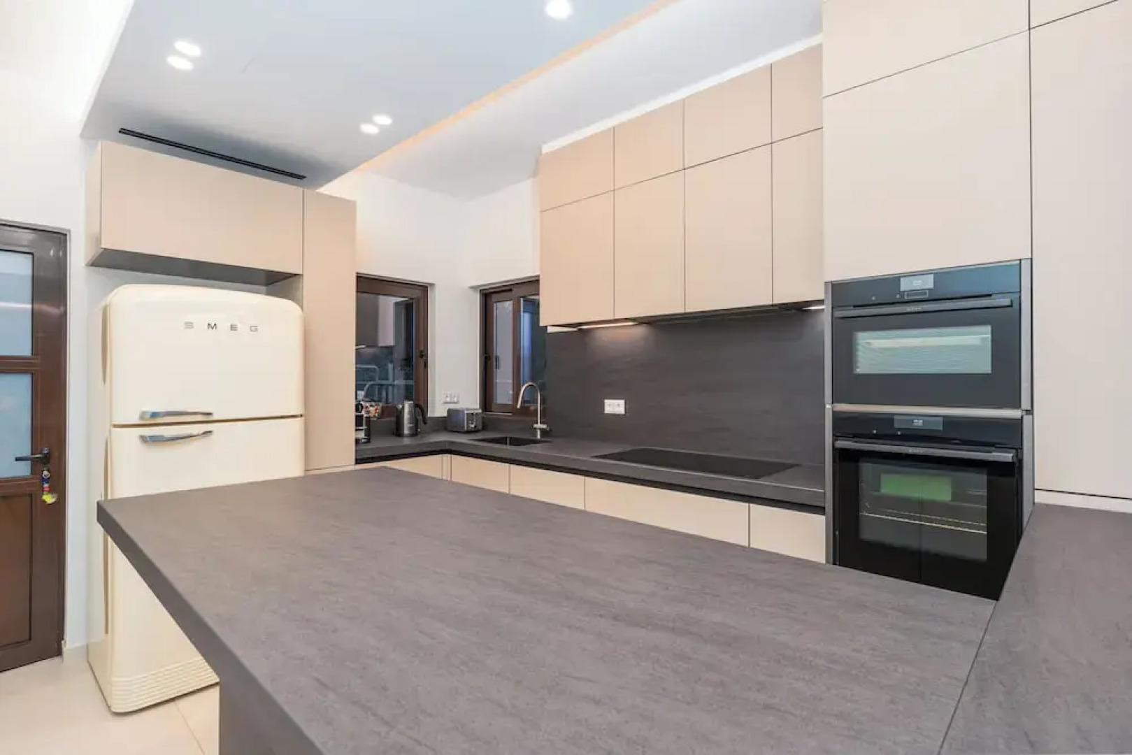 Alimos Luxury 3Bd w Outdoor Jacuzzi