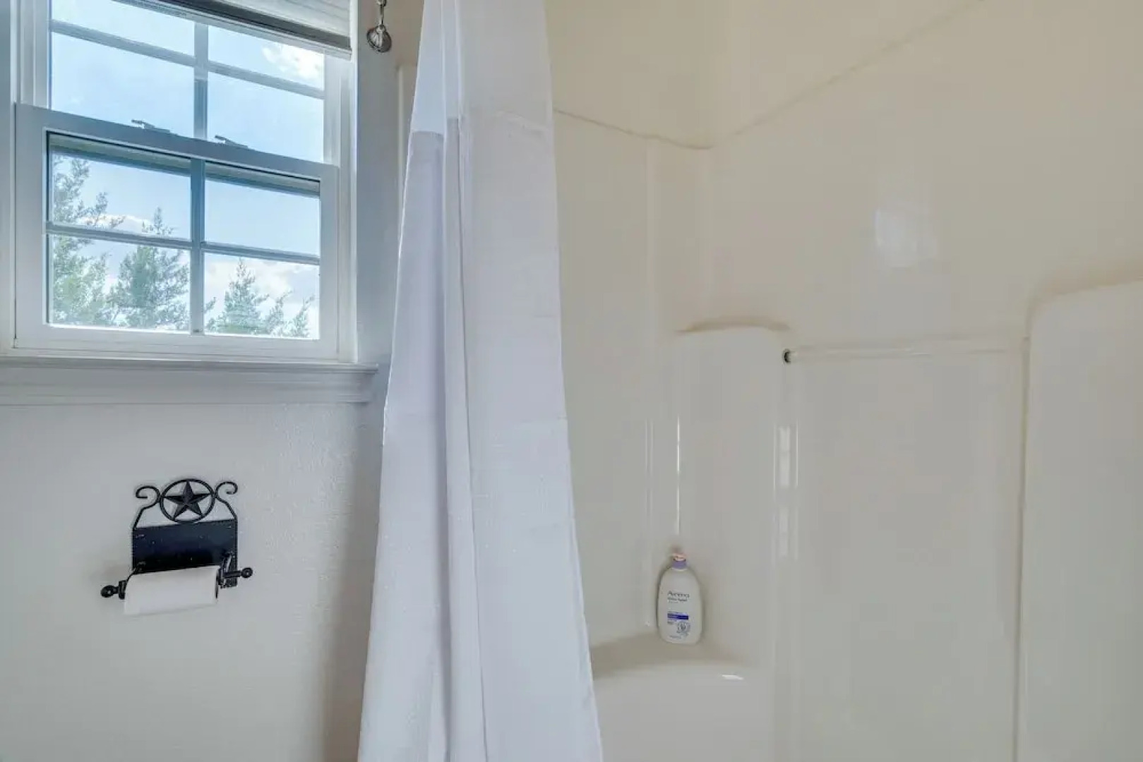 Jonestown Retreat w/ Deck: 6 Mi to Lake Travis!