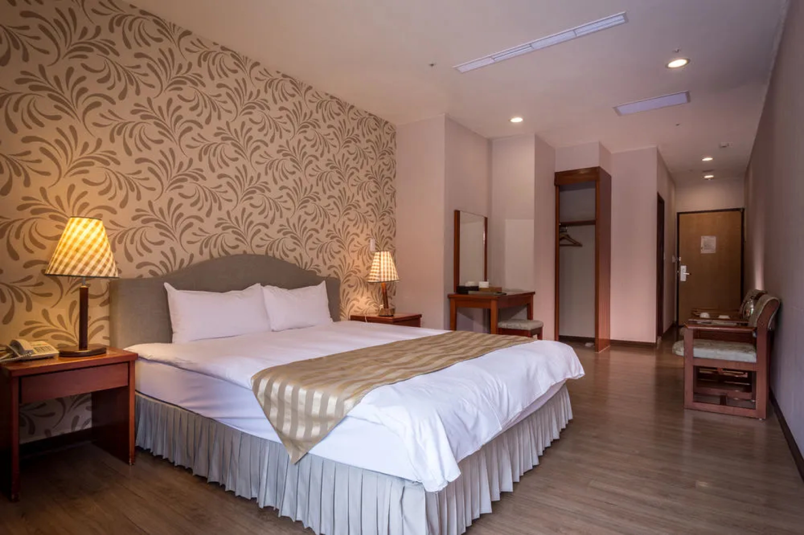 CRYSTAL RESORT - Continental Club