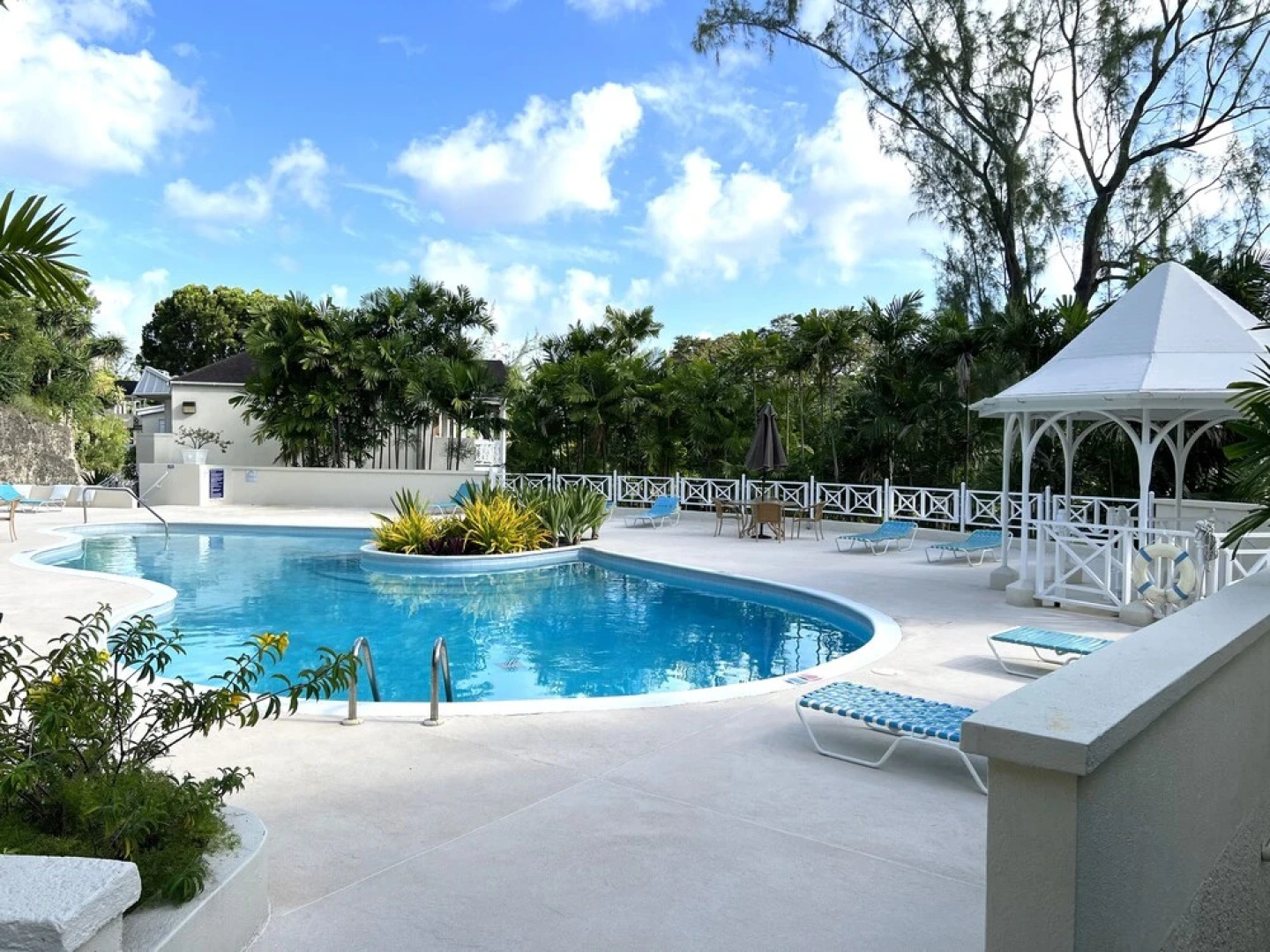 Rockley Golf 810 is a 2 Bedroom, 2 Bathroom 1st Floor Apartment With Pool