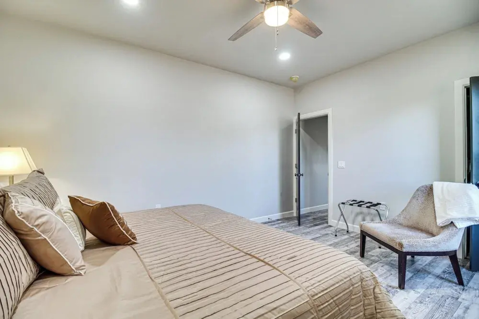 Near Shangri-la: Lake-view Monkey Island Home!