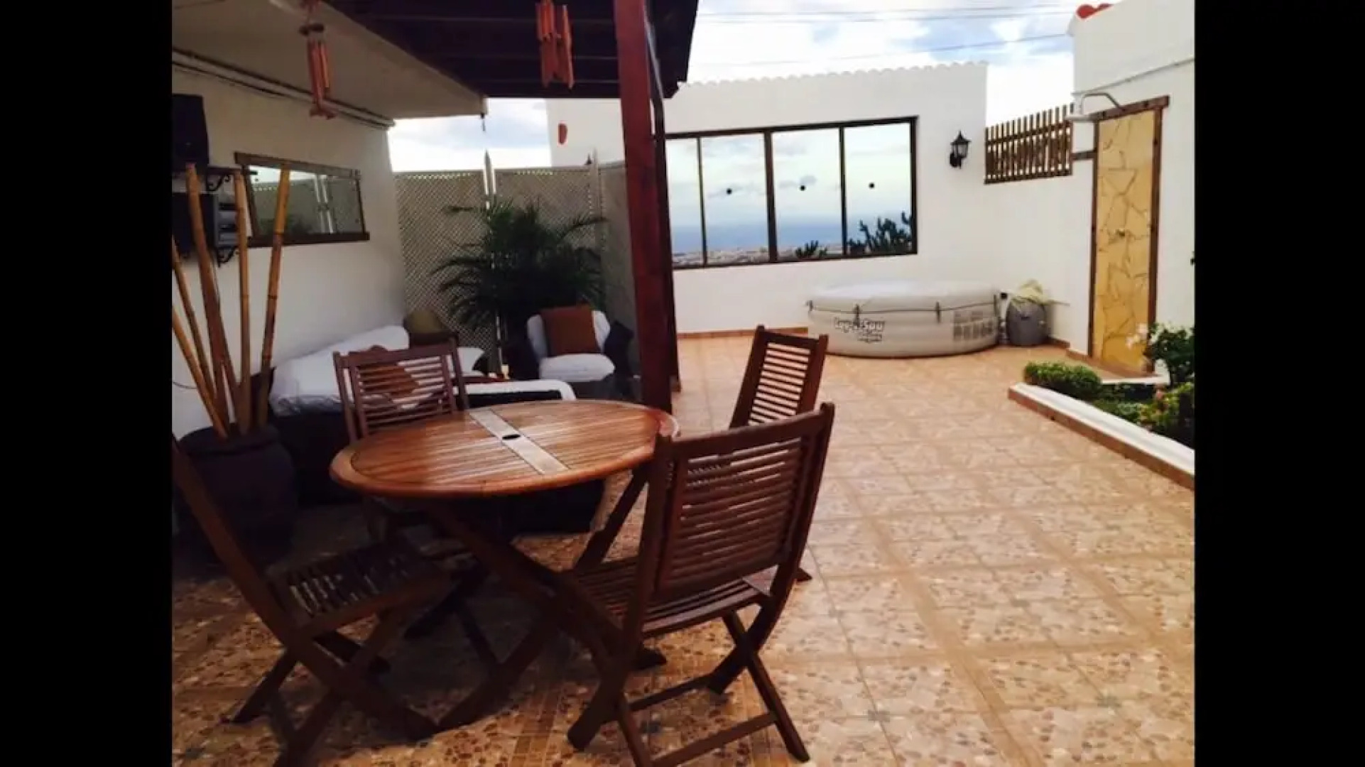 Lightbooking - View and pool