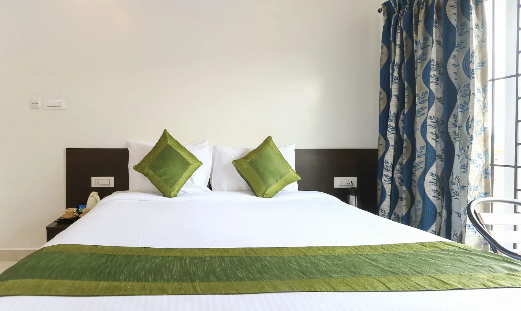 Treebo Light House, 900 Mtrs From Botanical Garden