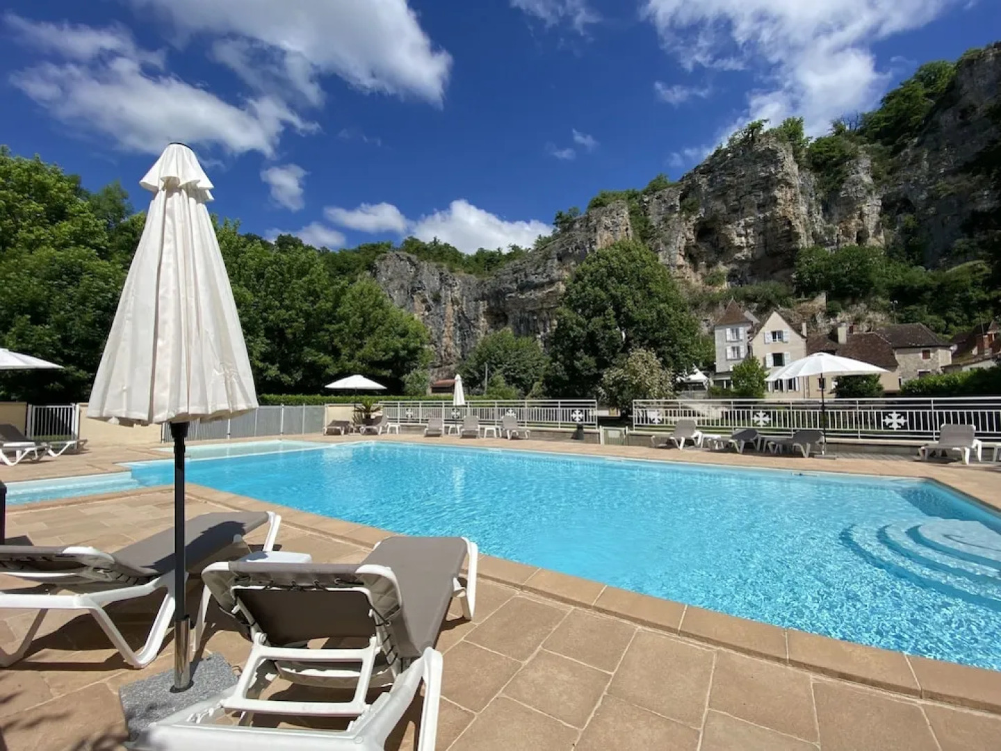 Logis Hôtel Domaine les Falaises