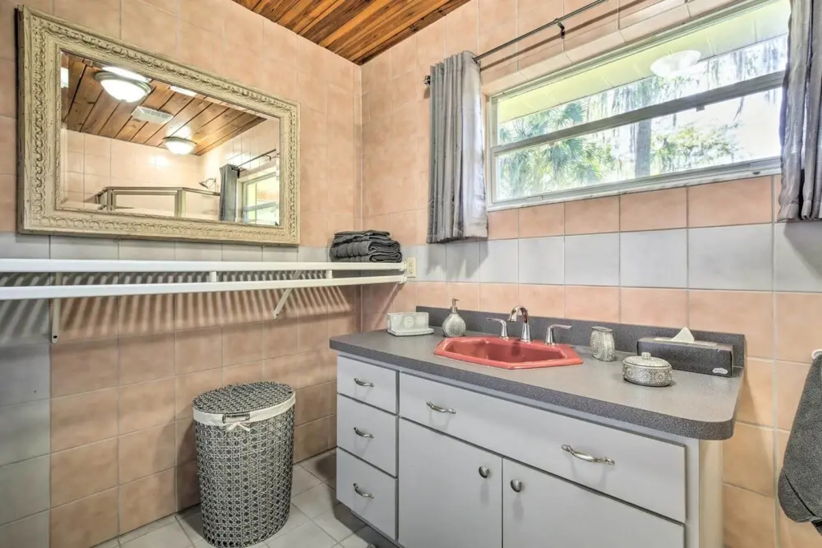 Rainbow River Oasis w/ Kayaks + Furnished Sunroom!