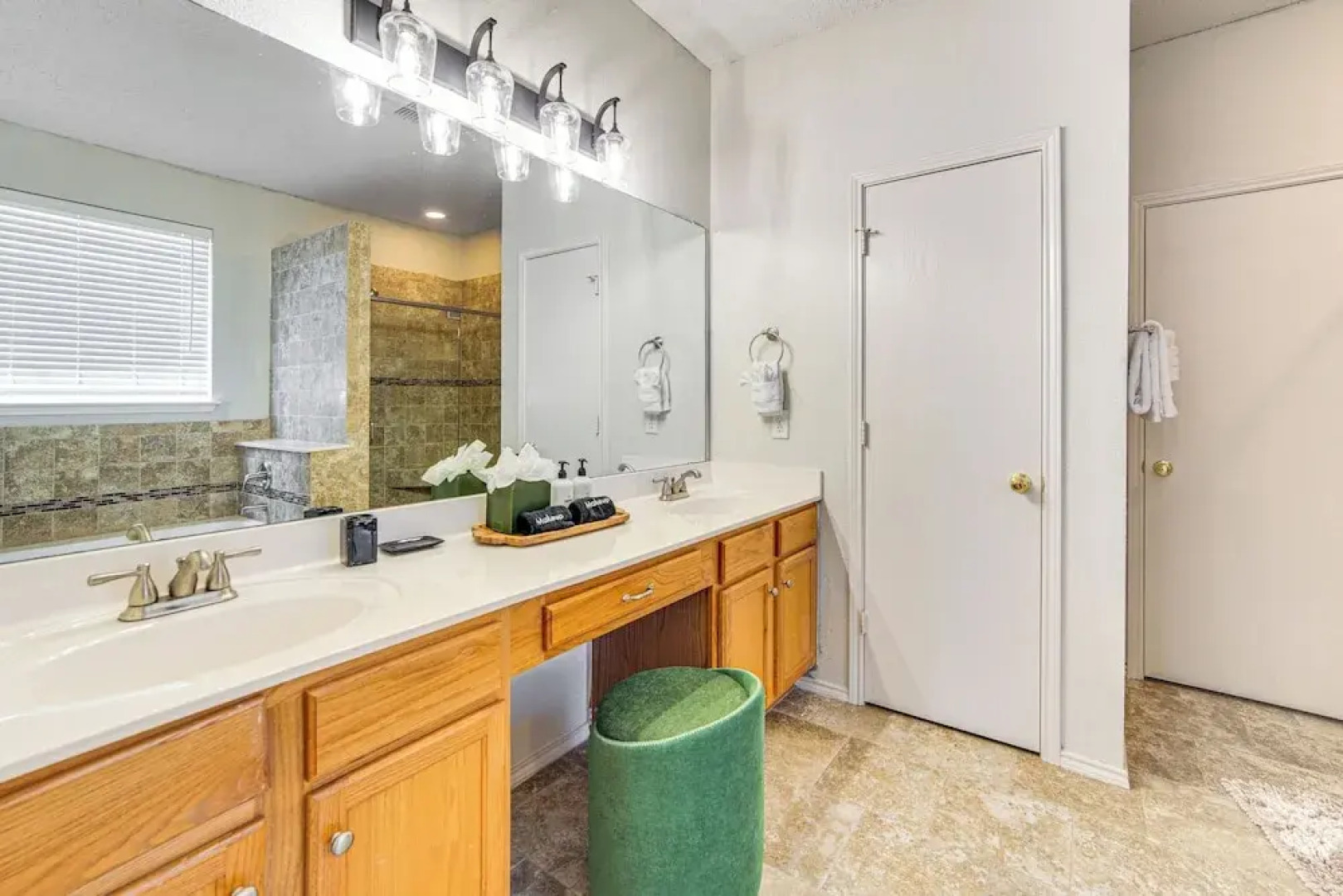 Game Room, Hot Tub & Pool! Grand Prairie Getaway