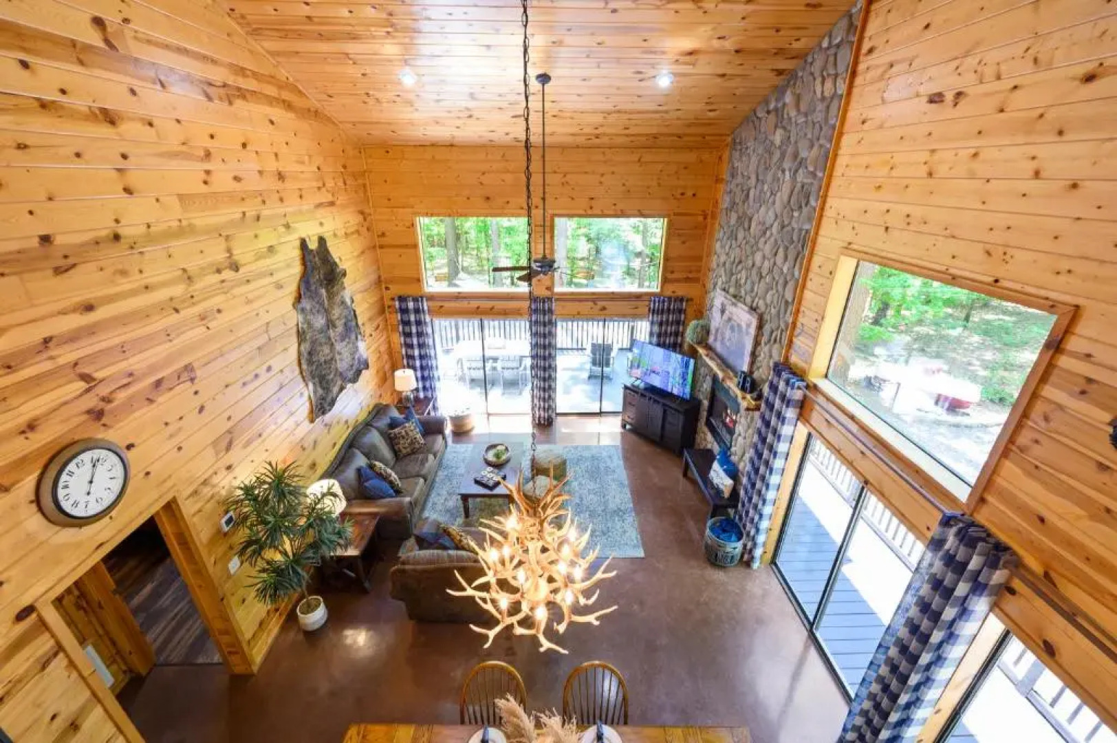 Hickory Bear - Secluded Cabin, Sleeps 10, New Hot Tub, Fire Pit, Arcade, Foosball Table & Deck Slide