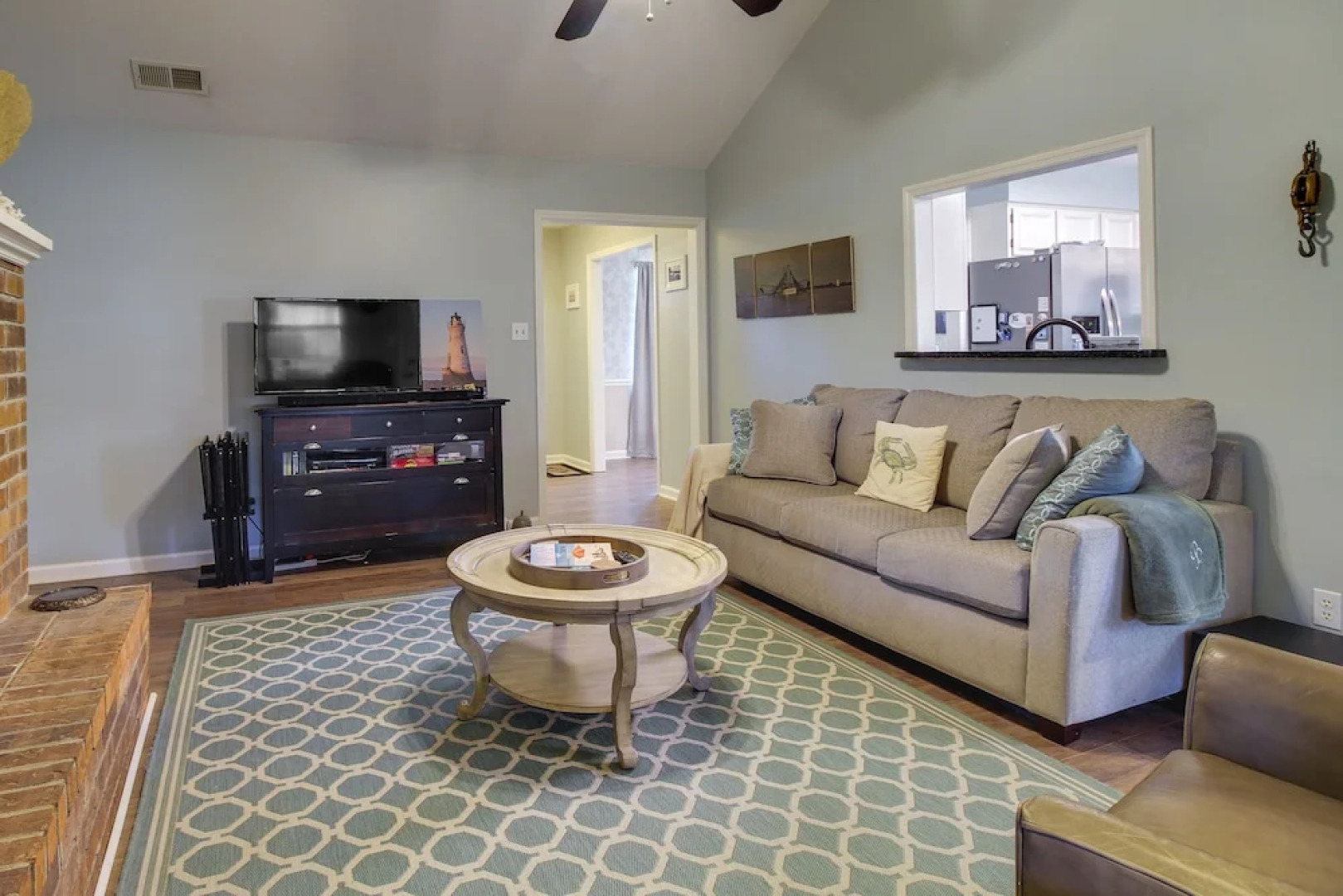 Sunny Savannah Home w/ Hot Tub ~ 10 Mi to Downtown