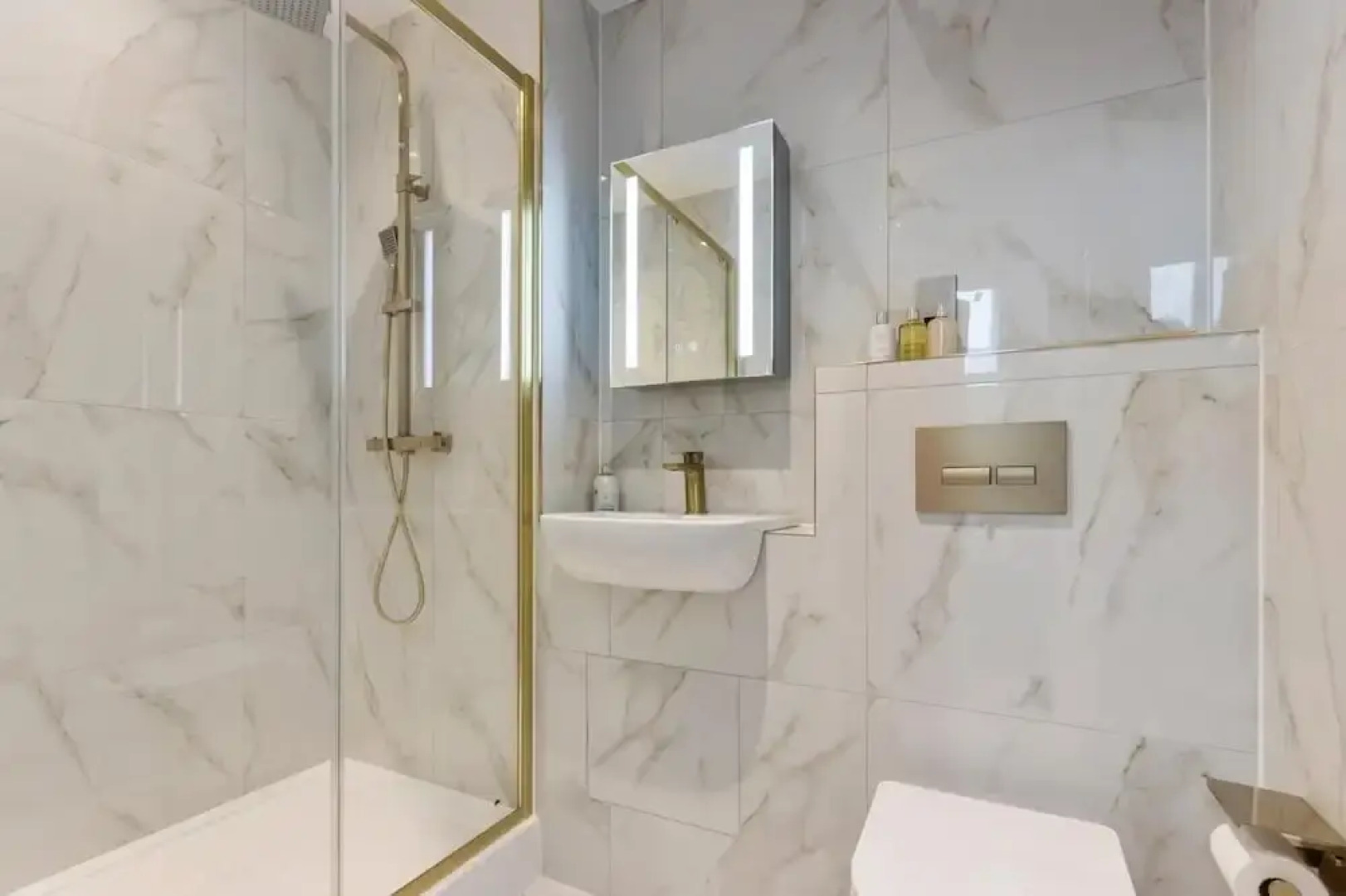 Deluxe 2-BR Saarb Apartment Leatherhead