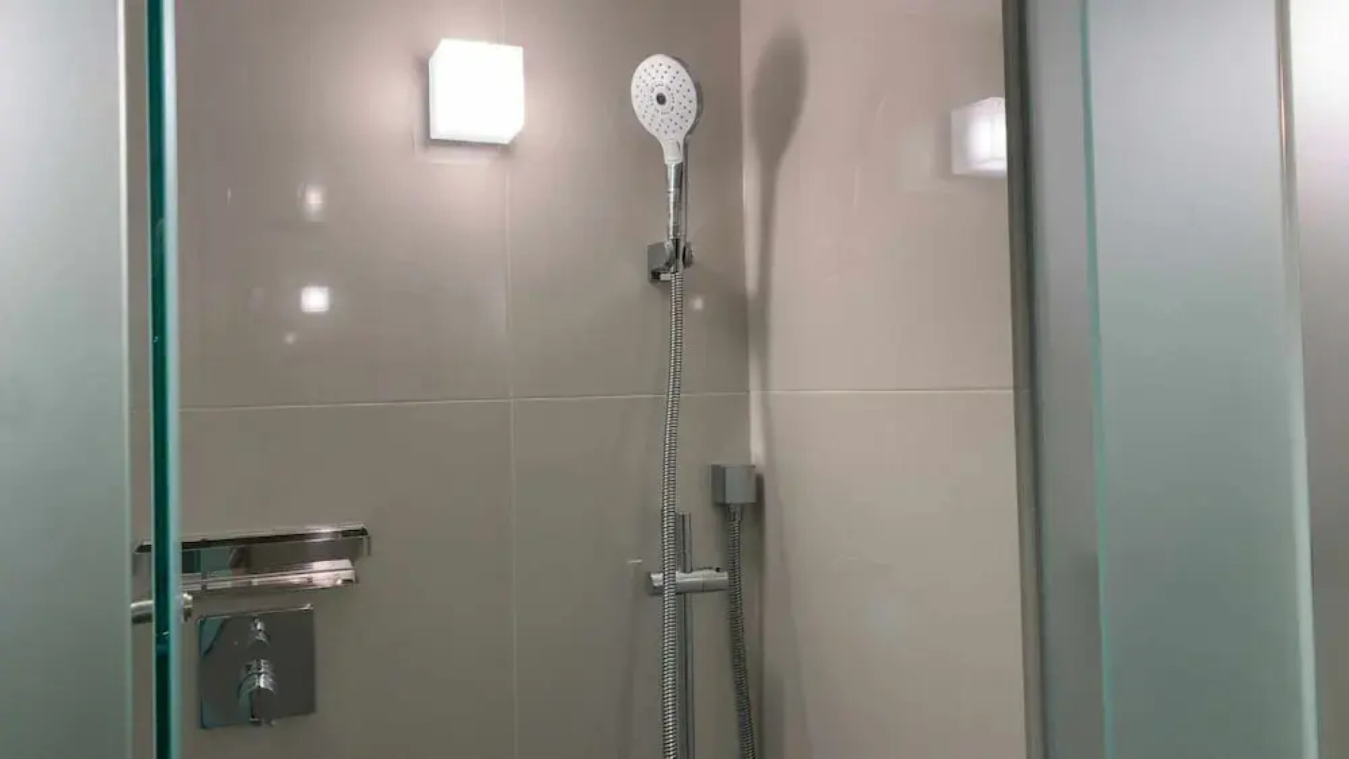 PLAZA EAST CABIN - Caters to men