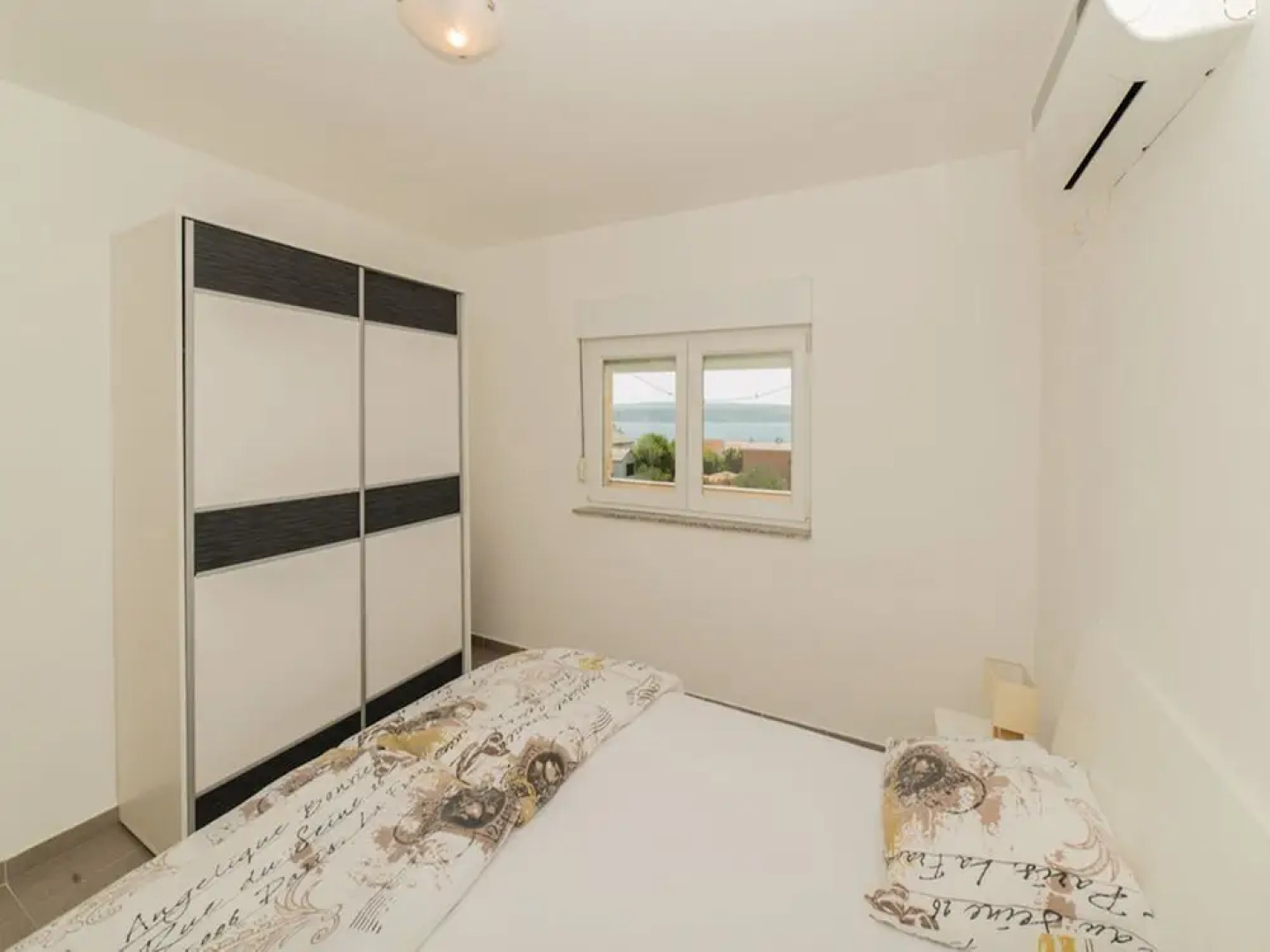 Spacious Villa in Maslenica with Swimming Pool