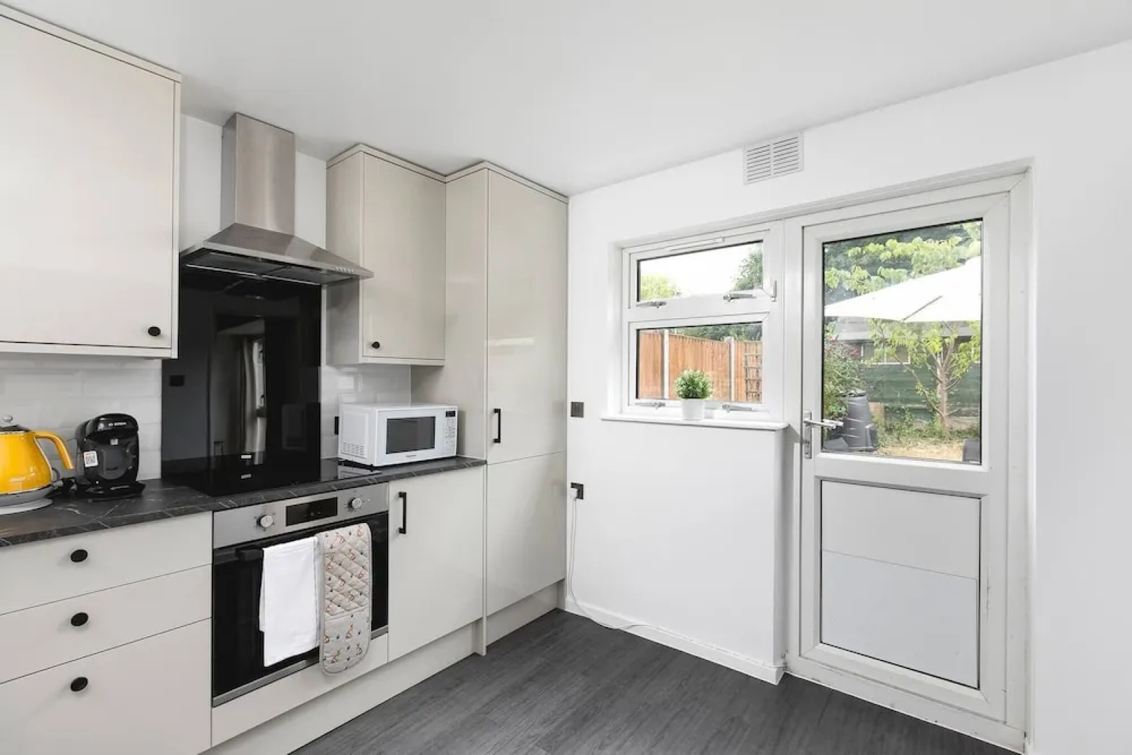 Skyvillion - Lush 2 Bed Hydean Way House & Garden
