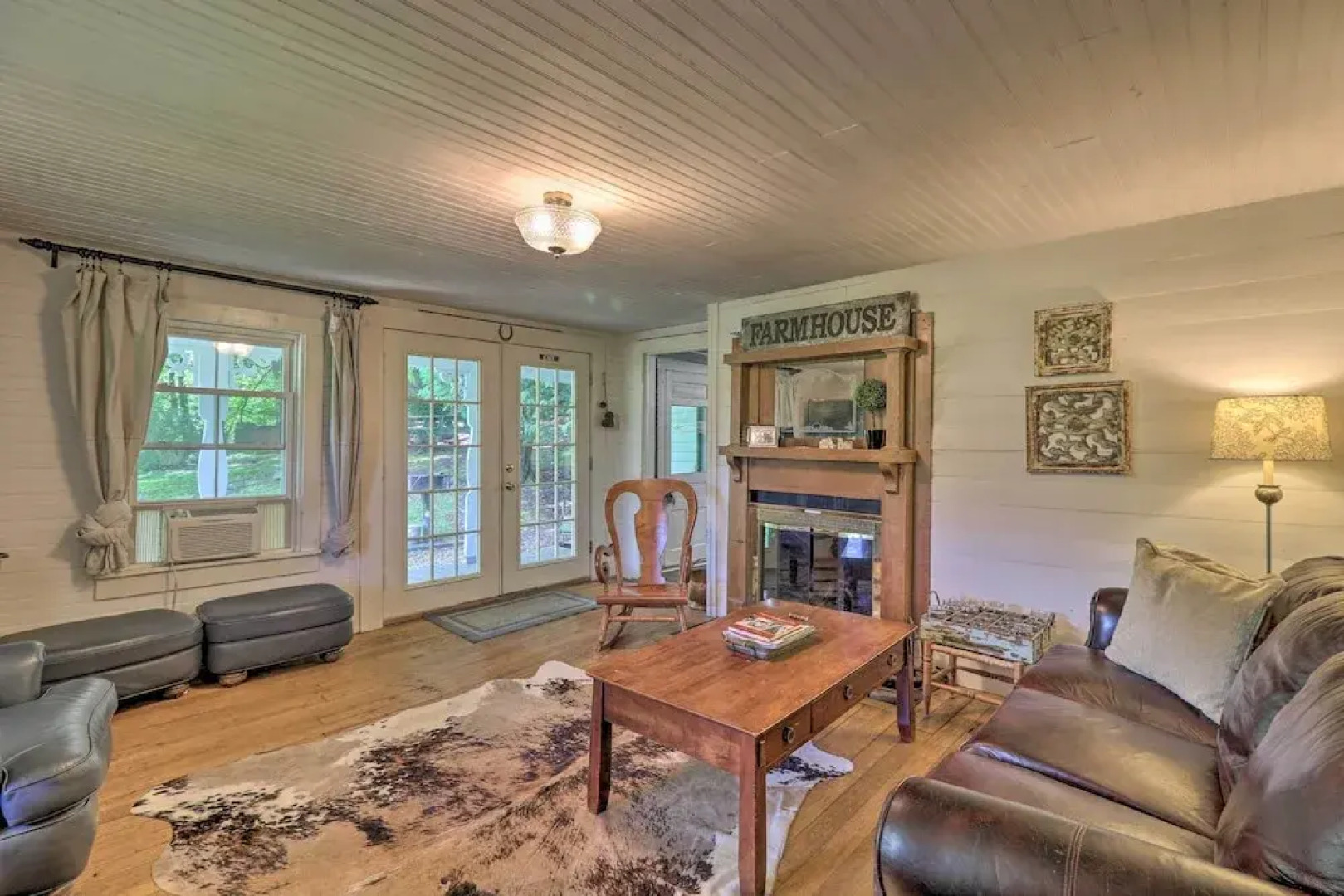 'lil Red Hen' Cottage in the Boone Area w/ Hot Tub