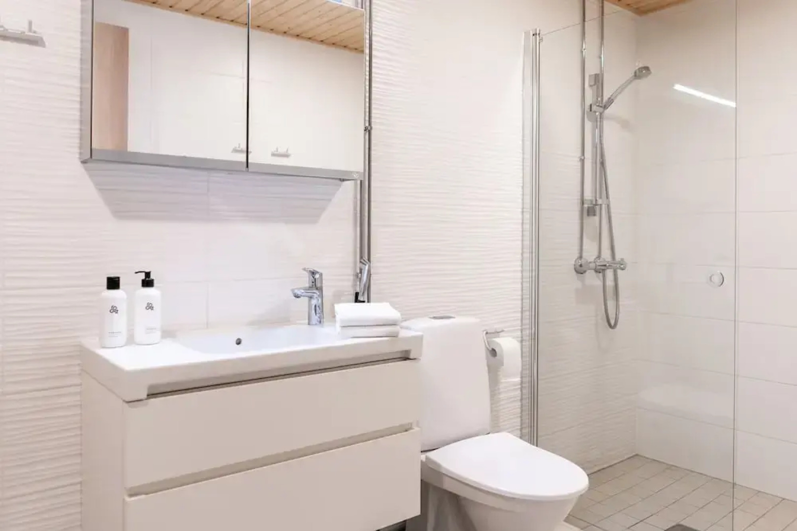 Spacious 1br with parking on the street