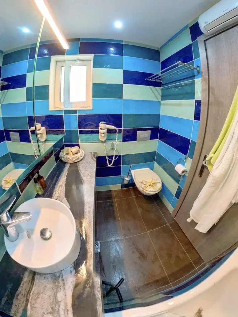 Deluxe Beach Apartment- Sleeps 2 & Private Terrace