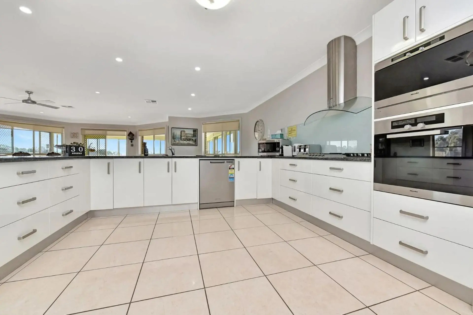 Noble Willow Estate Lovedale. Super Spacious, with views and pool