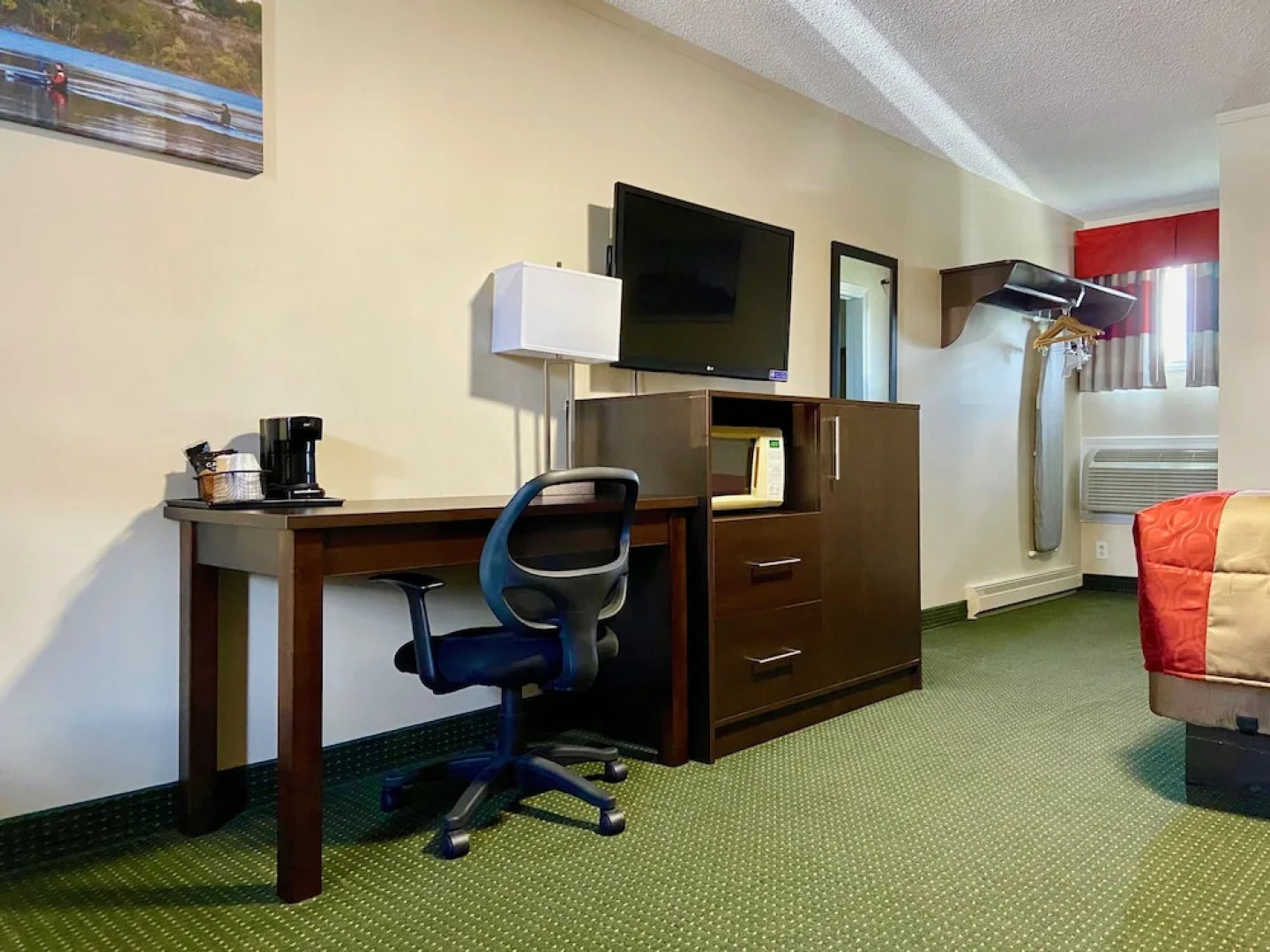 Colonial House Motor Inn