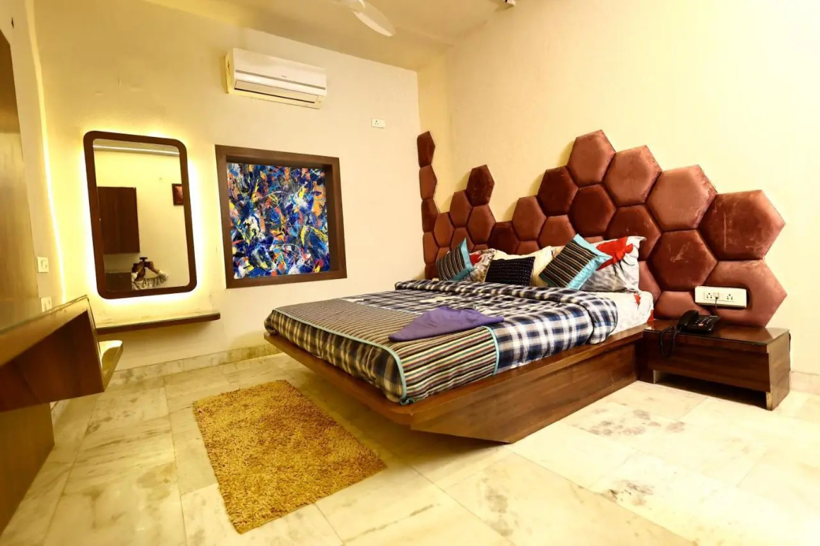 Lucky Restaurant And Guest House