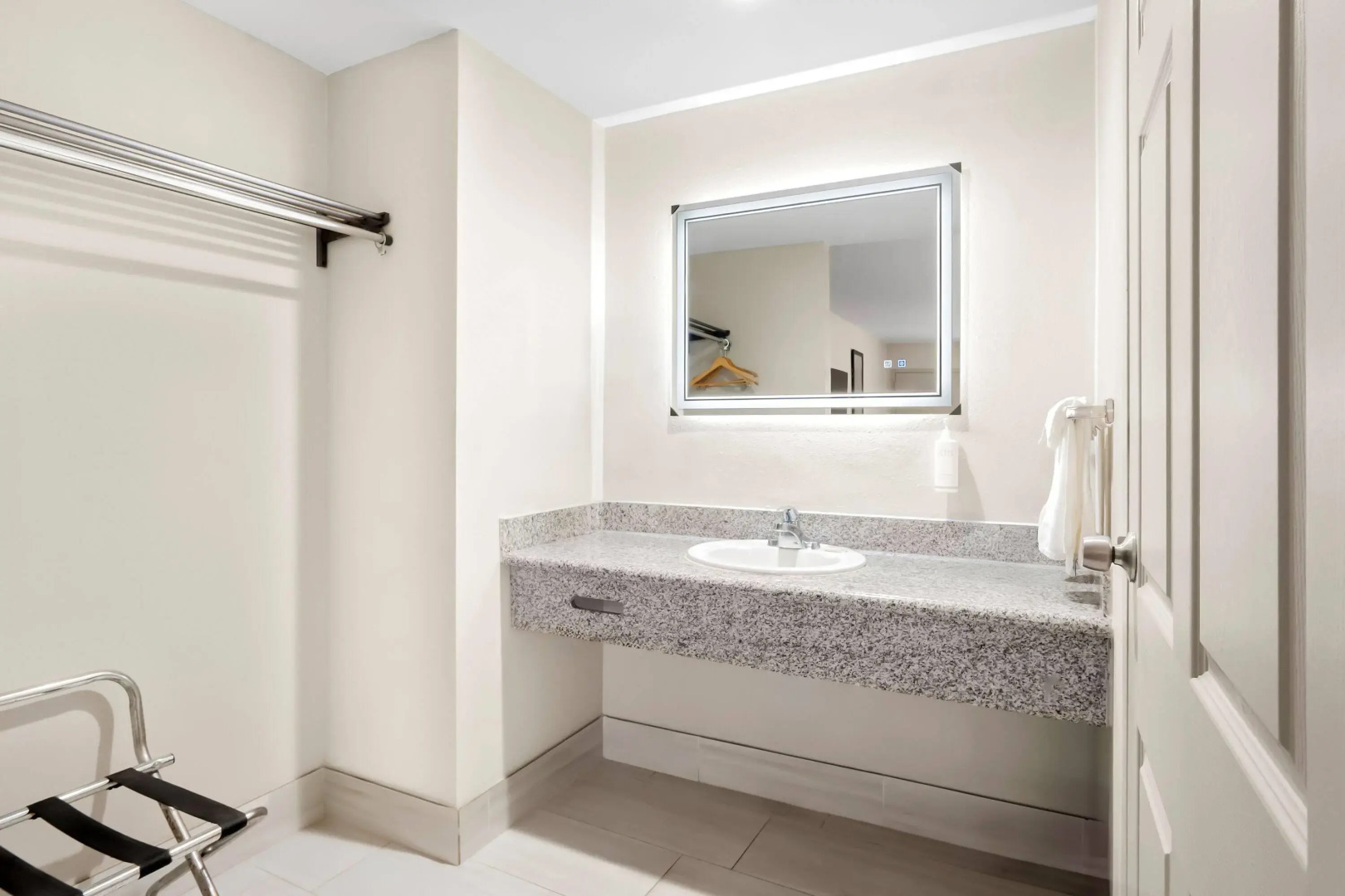 Days Inn by Wyndham Fontana / Rialto