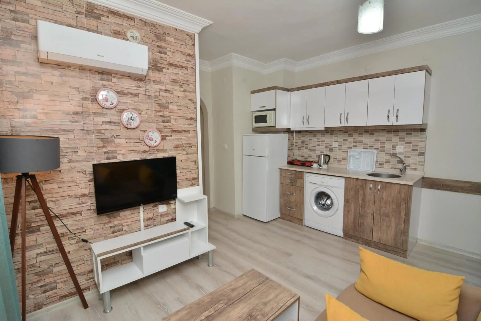 Cleopatra King Apart