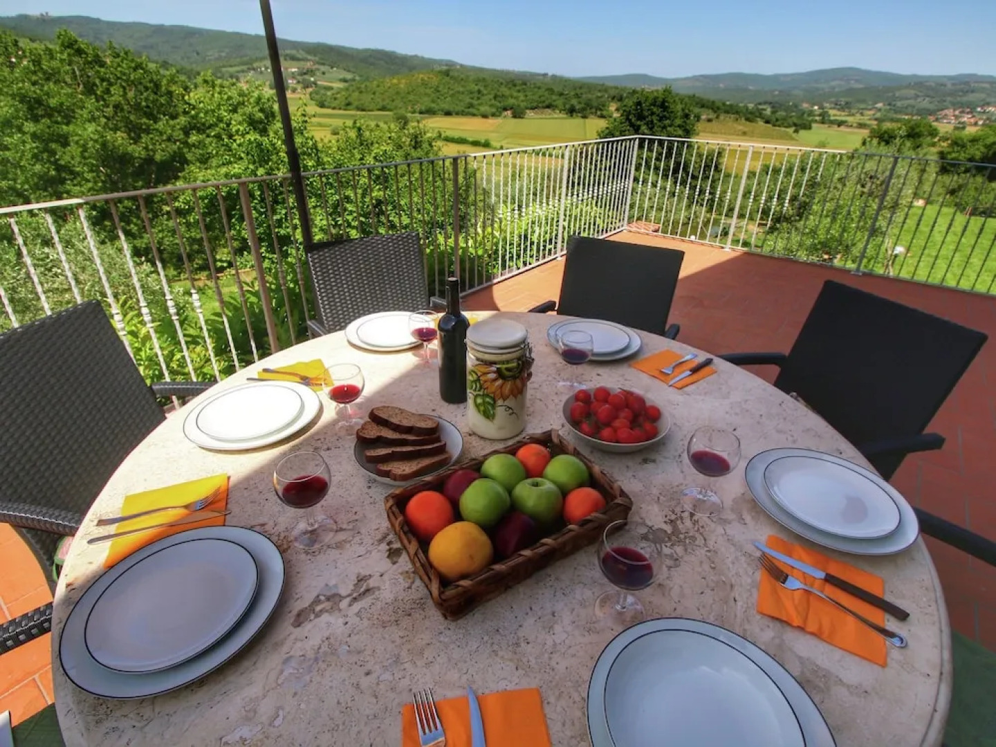 Luxurious Villa in Monte San Savino with Jacuzzi