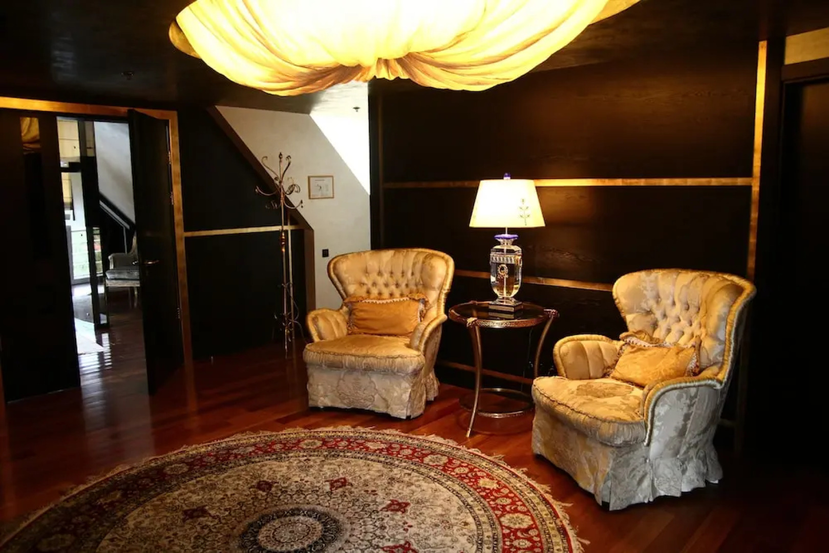 Royal Square Hotel & Suites