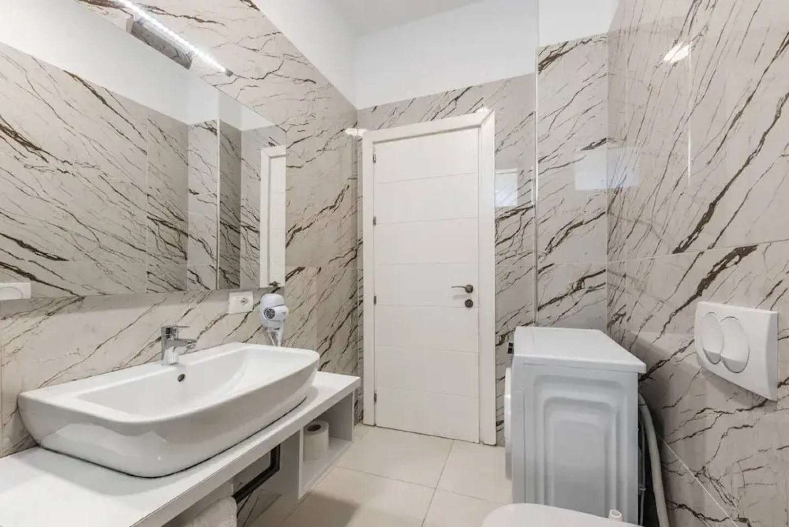 Spacious Apartment by the Beach - Tulipani