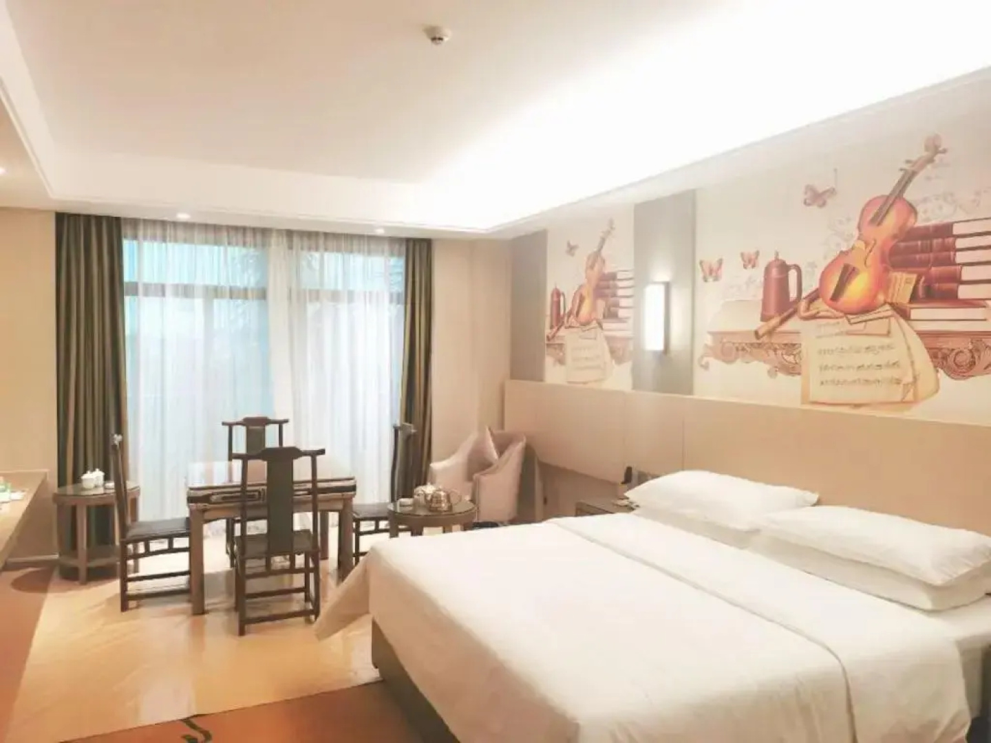 Vienna International Hotel (Haikou Old Town High-speed Railway Station)