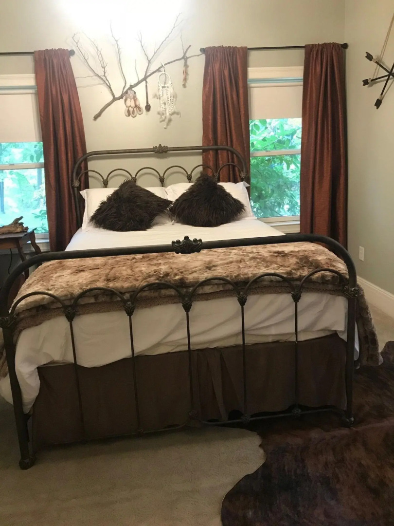 Iron Amethyst Inn   Boutique Hotel