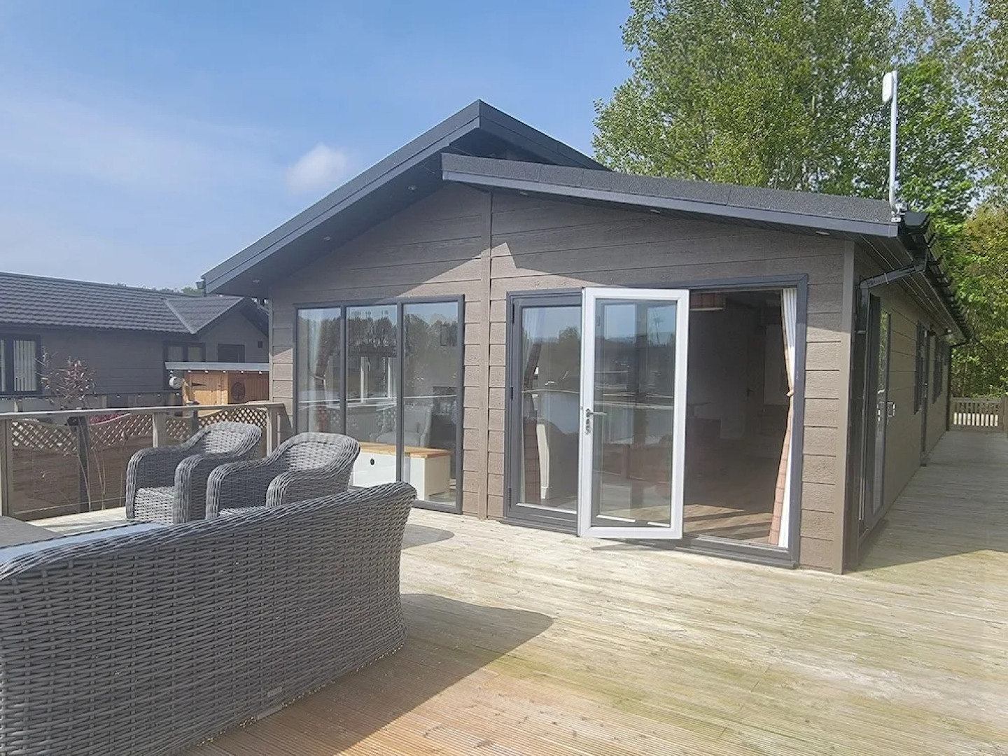Luxury 2-bed Lodge in Routh, Sleeps 4 With Hot Tub