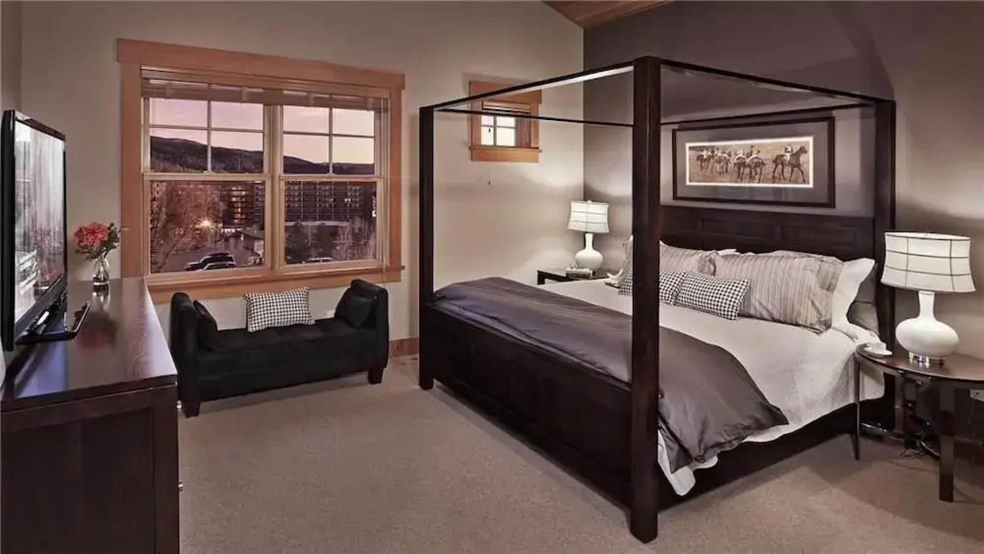 Sunshine Peak Chalet 4 BedroomHoliday home By Moving Mountains