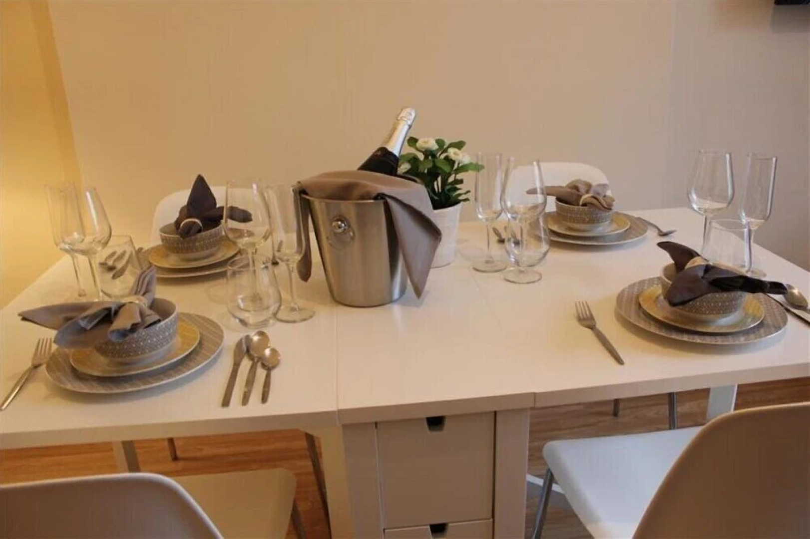 The Glyndwr - Berwyn House - Central Wrexham - Sleeps Up To 6