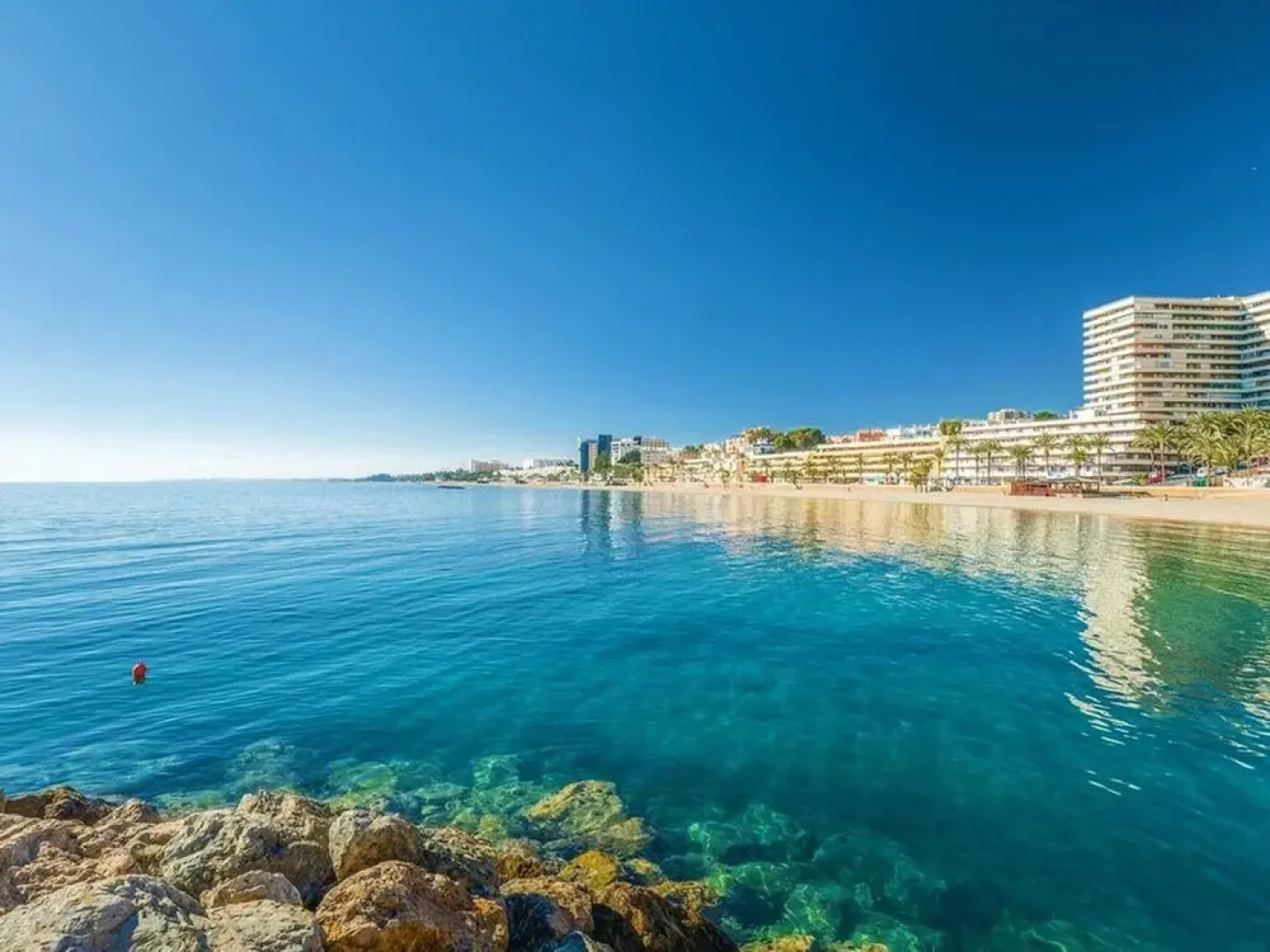Mountain-view Apartment by Sea