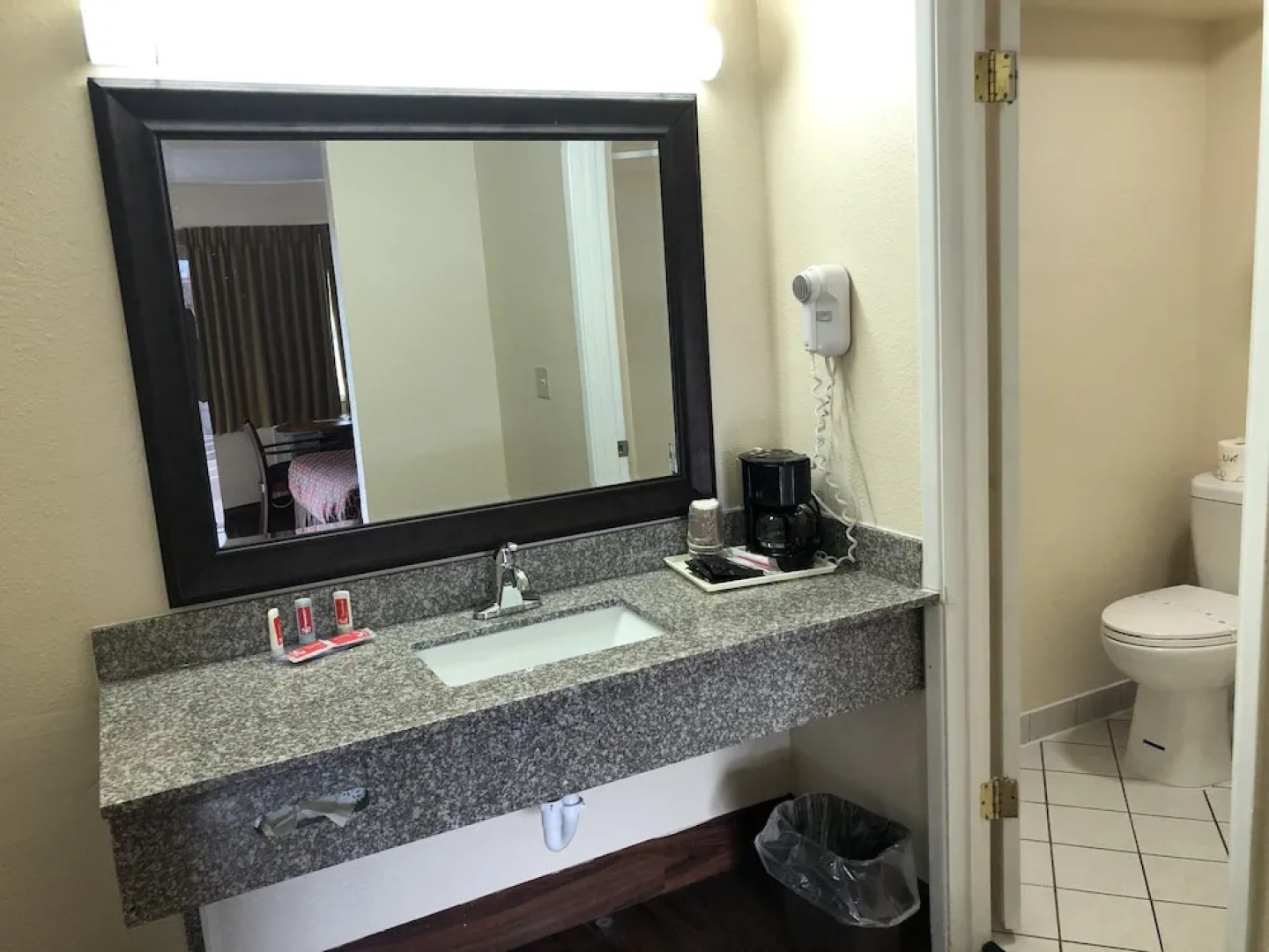 Econo Lodge Inn & Suites Central