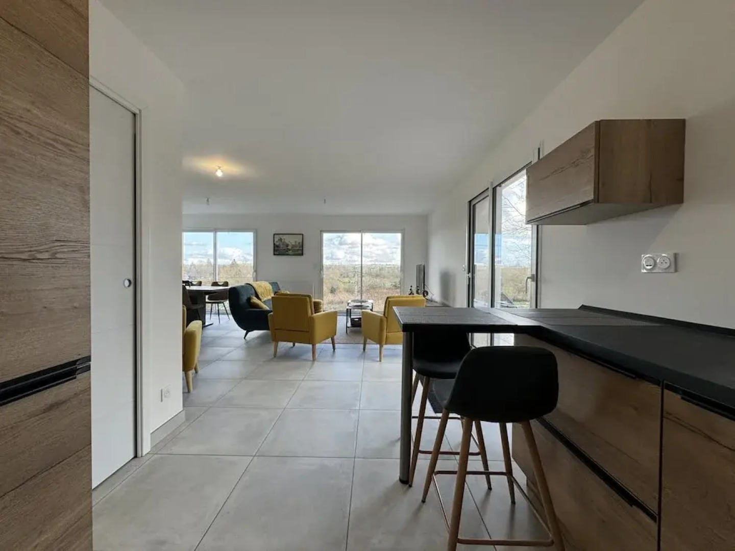 Hillside Retreat With Scenic Views