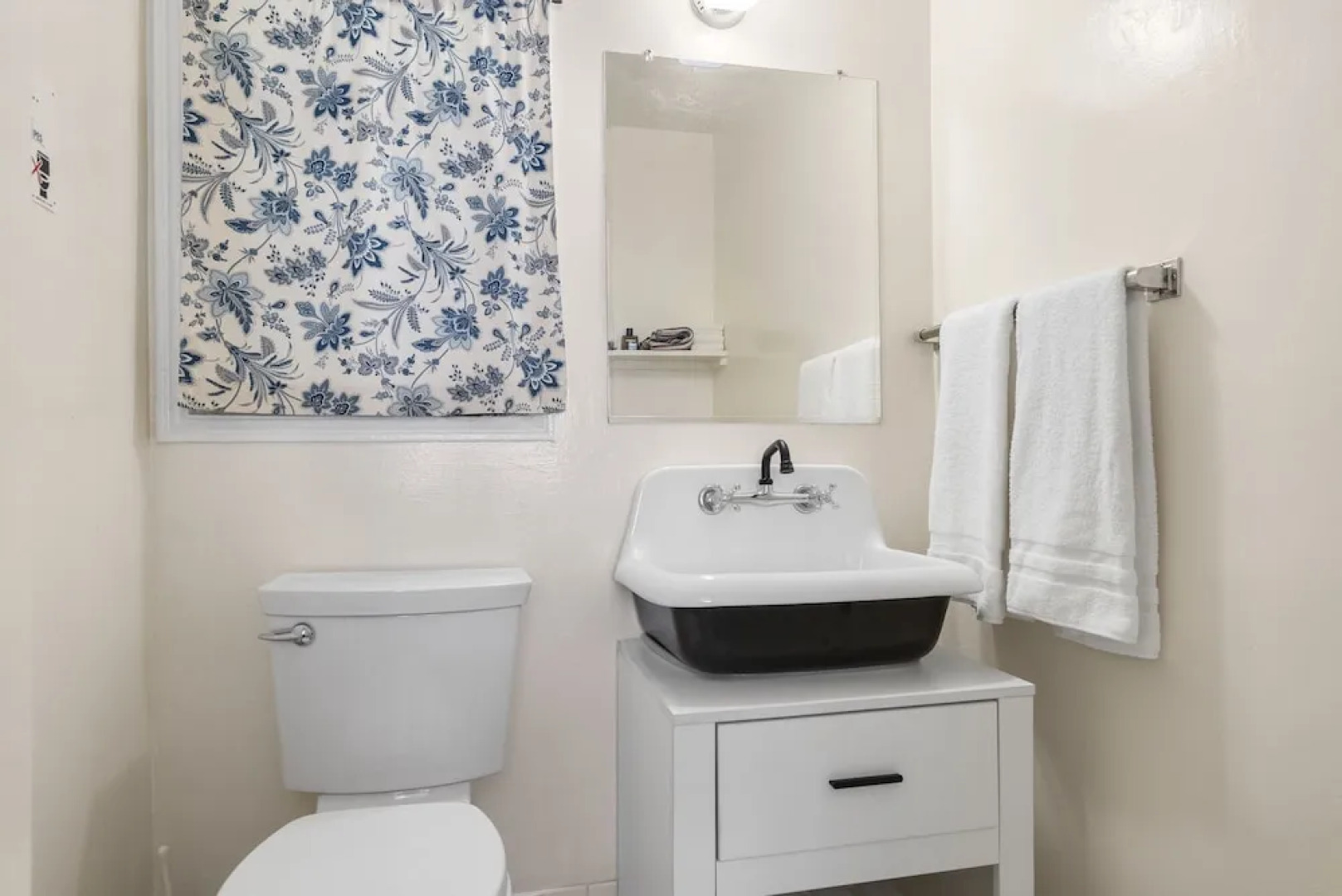 The New Star Motel with Studio-Kitchens: 1950s Extended-Stay Lodging and Retreat Center