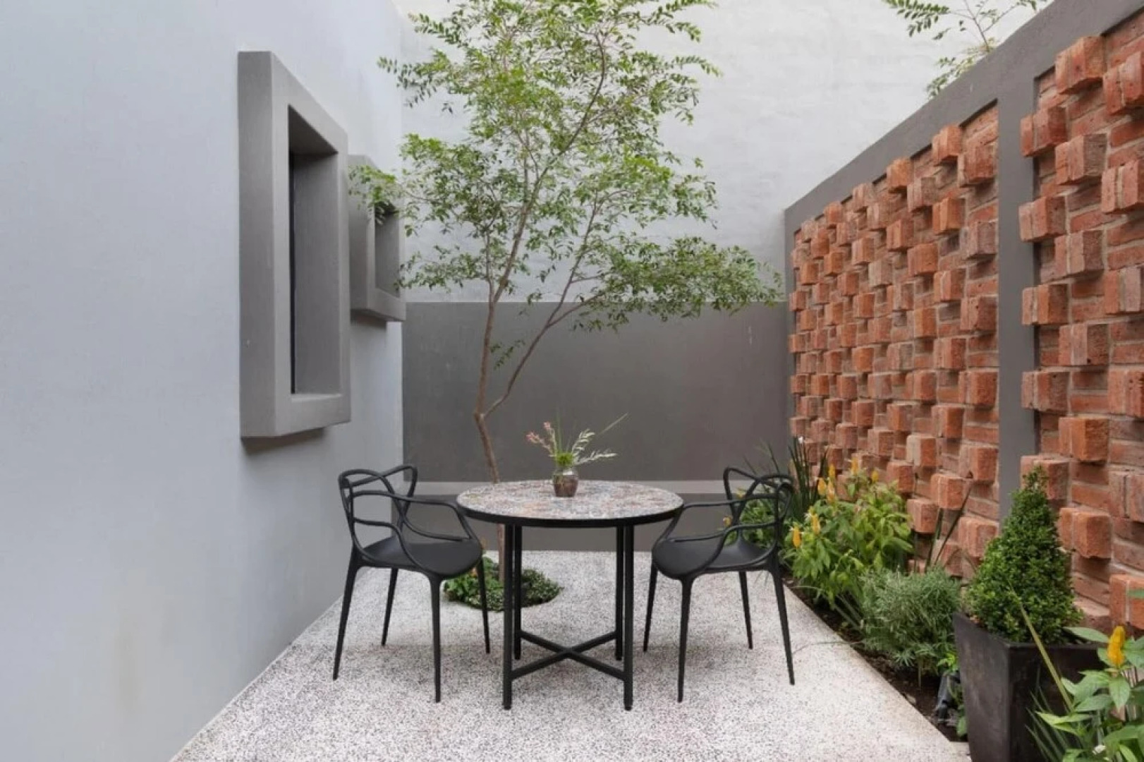 Modern Light-filled Apartment With Private Garden