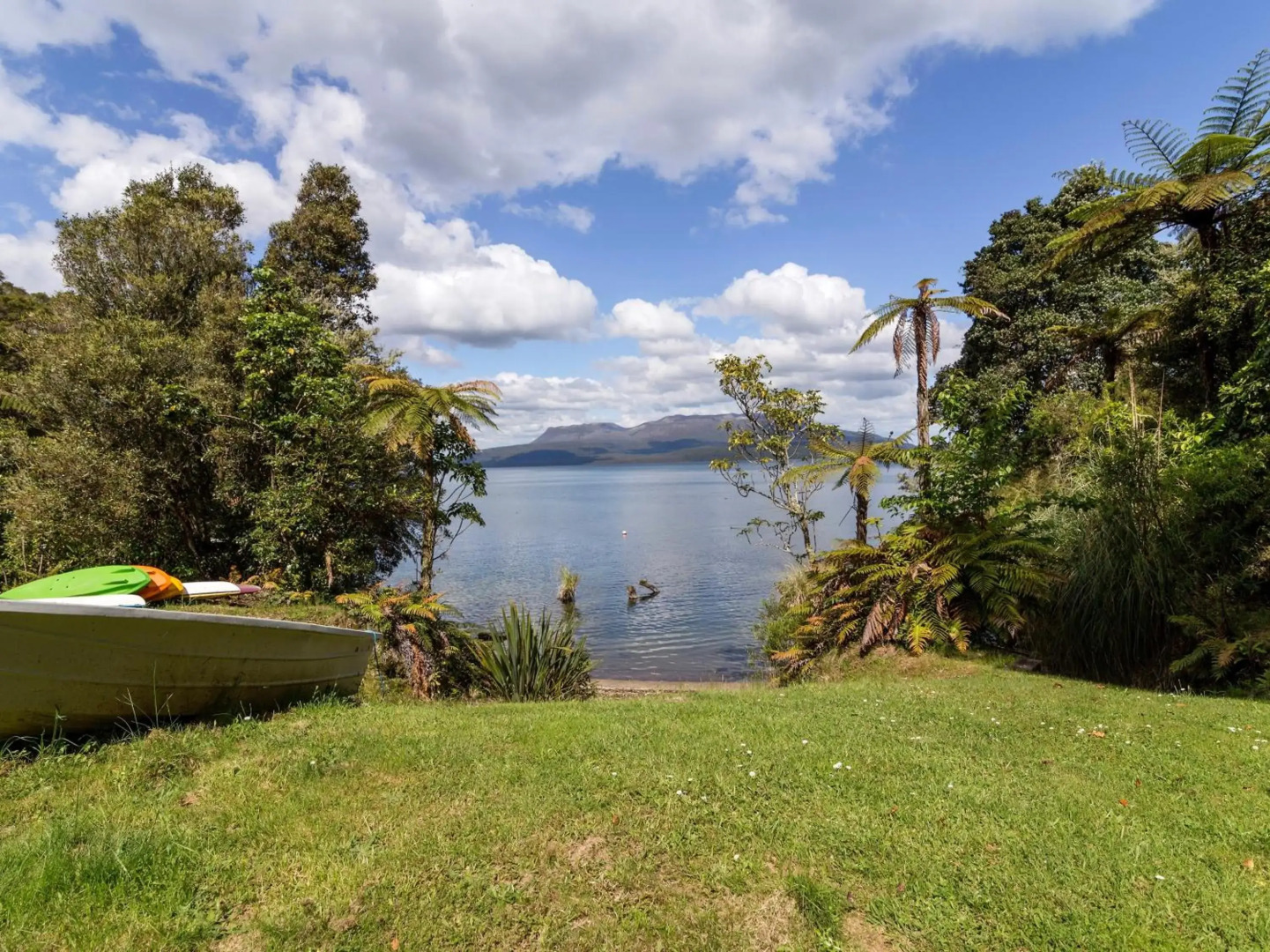 Rainbow Cottage - Lake Tarawera Cottage