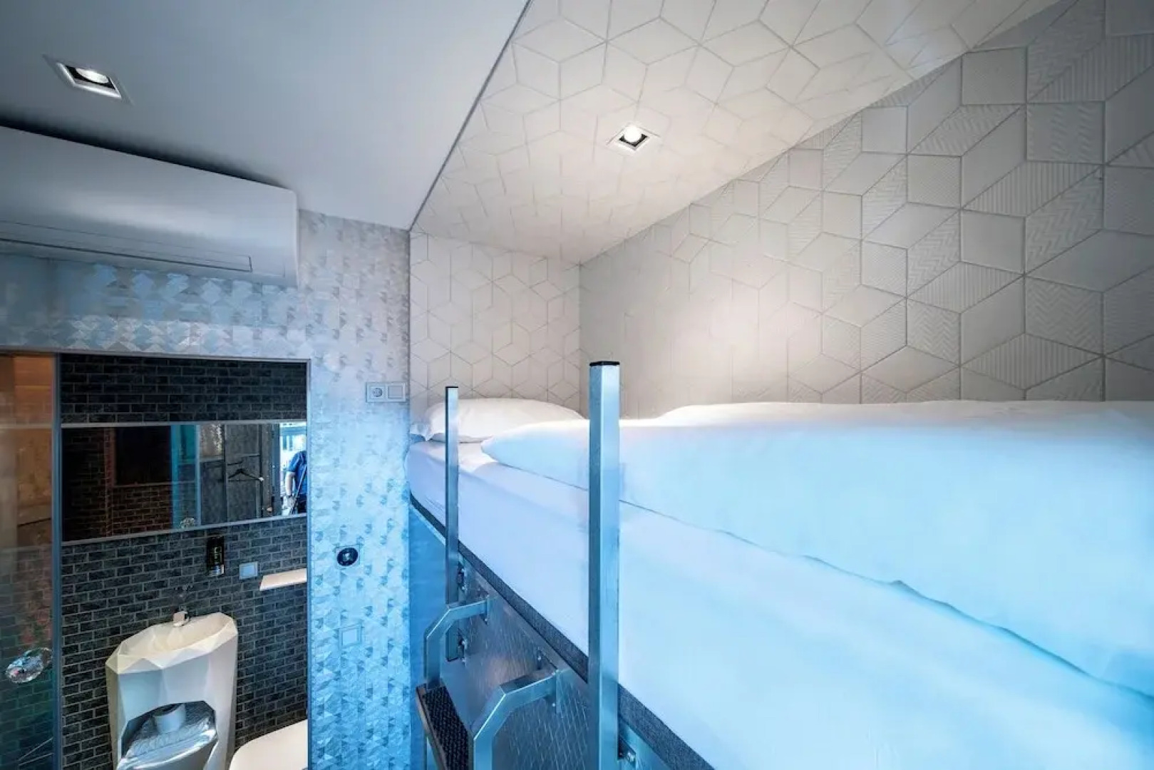 Diamond Capsule Hotel Amsterdam South