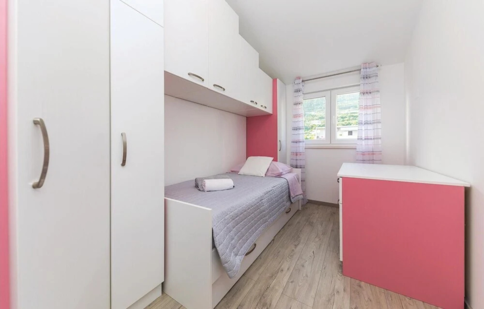 Beautiful Apartment in Kastel Stari With 4 Bedrooms, Wifi and Outdoor Swimming Pool