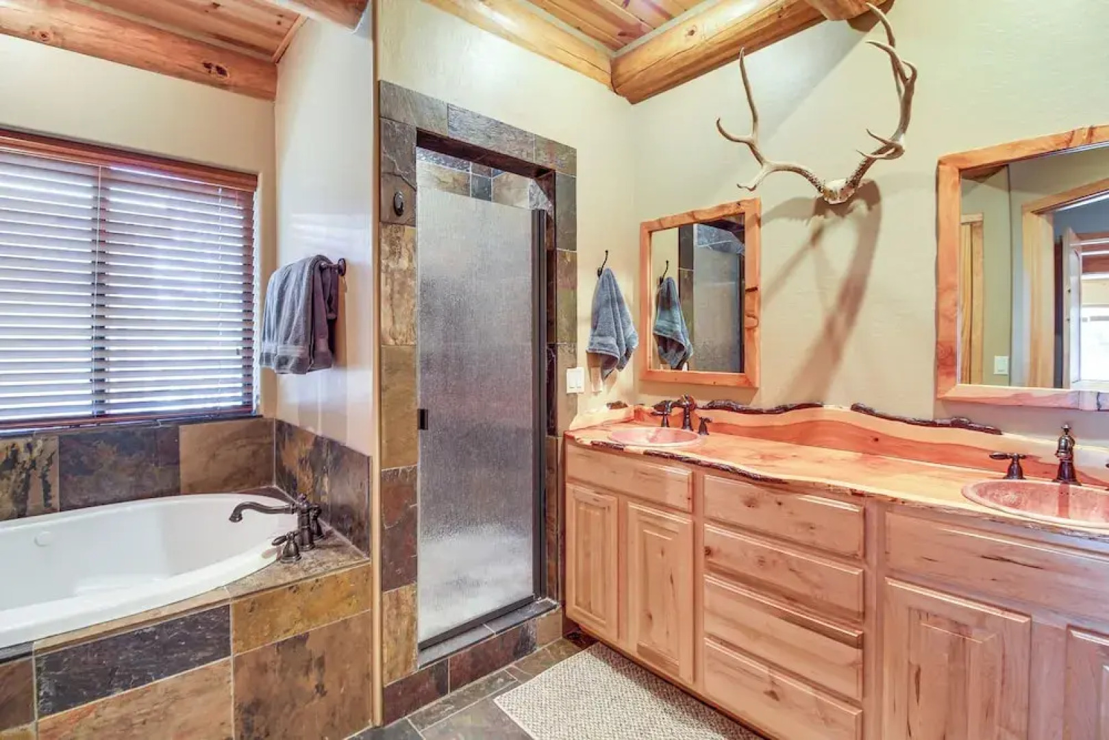 Fire Pit: Cozy Winter Cabin, 45 Mi to Sunrise Park