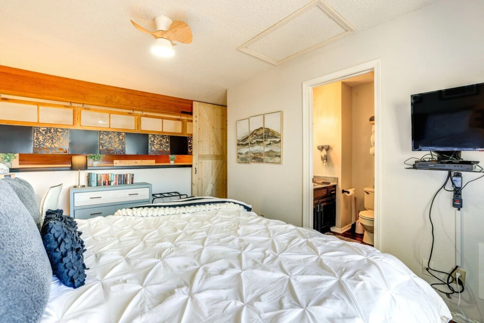 Holiday Island Escape w/ Panoramic Lake Views