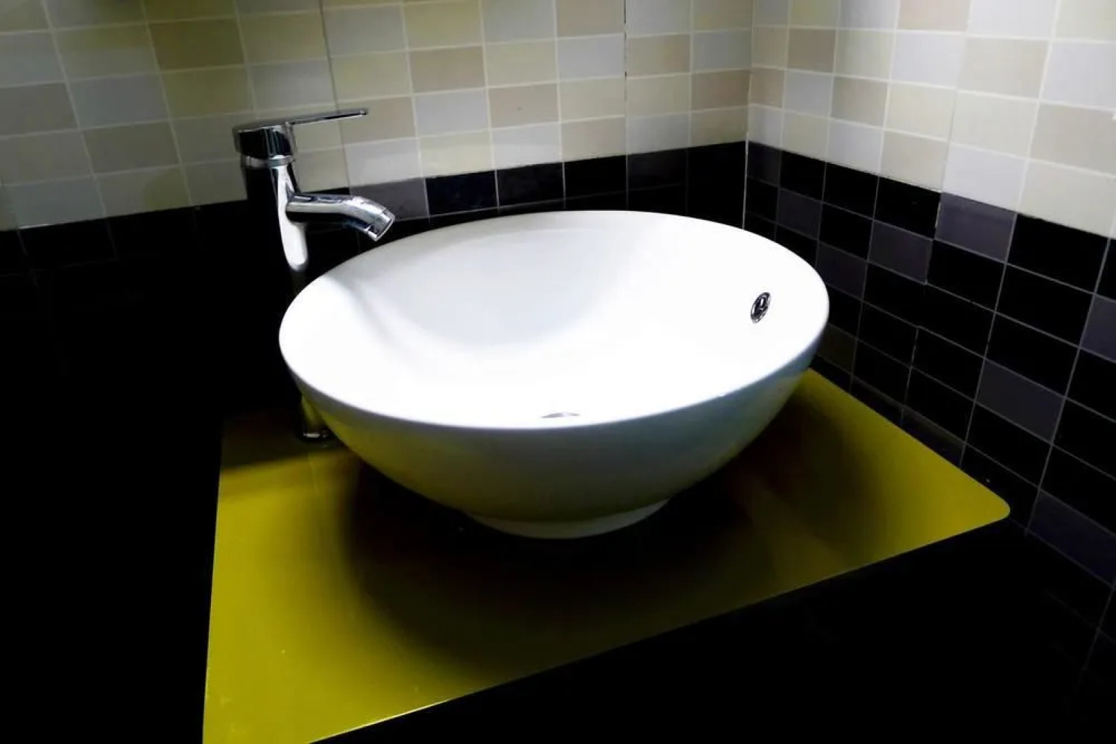 Migratory Bird In Fenghuang Inn