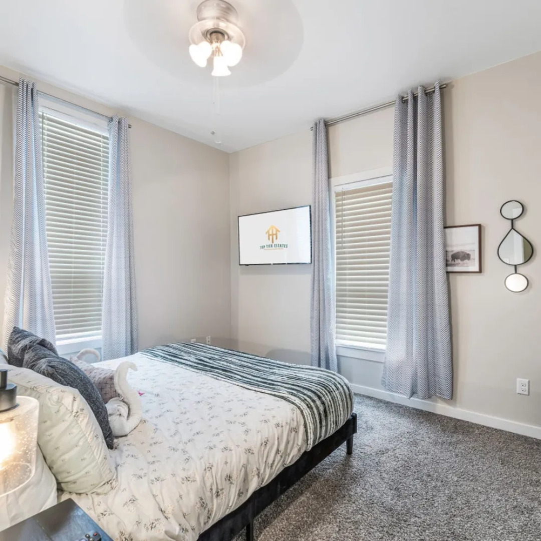 Stockyards- 4min Pet Friendly 3BR Luxe Gem